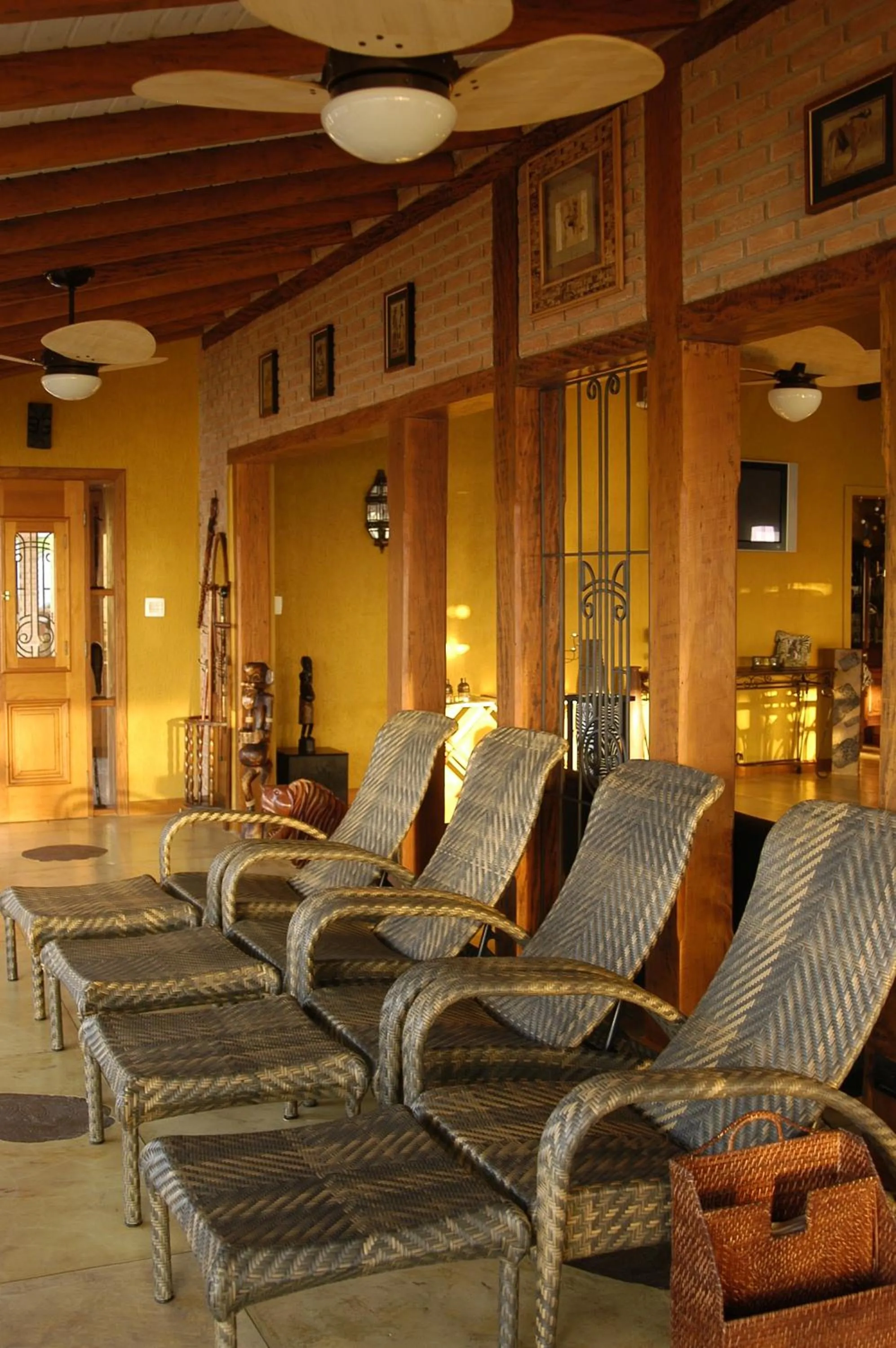Communal lounge/ TV room in Pousada Singuitta - Ilhabela