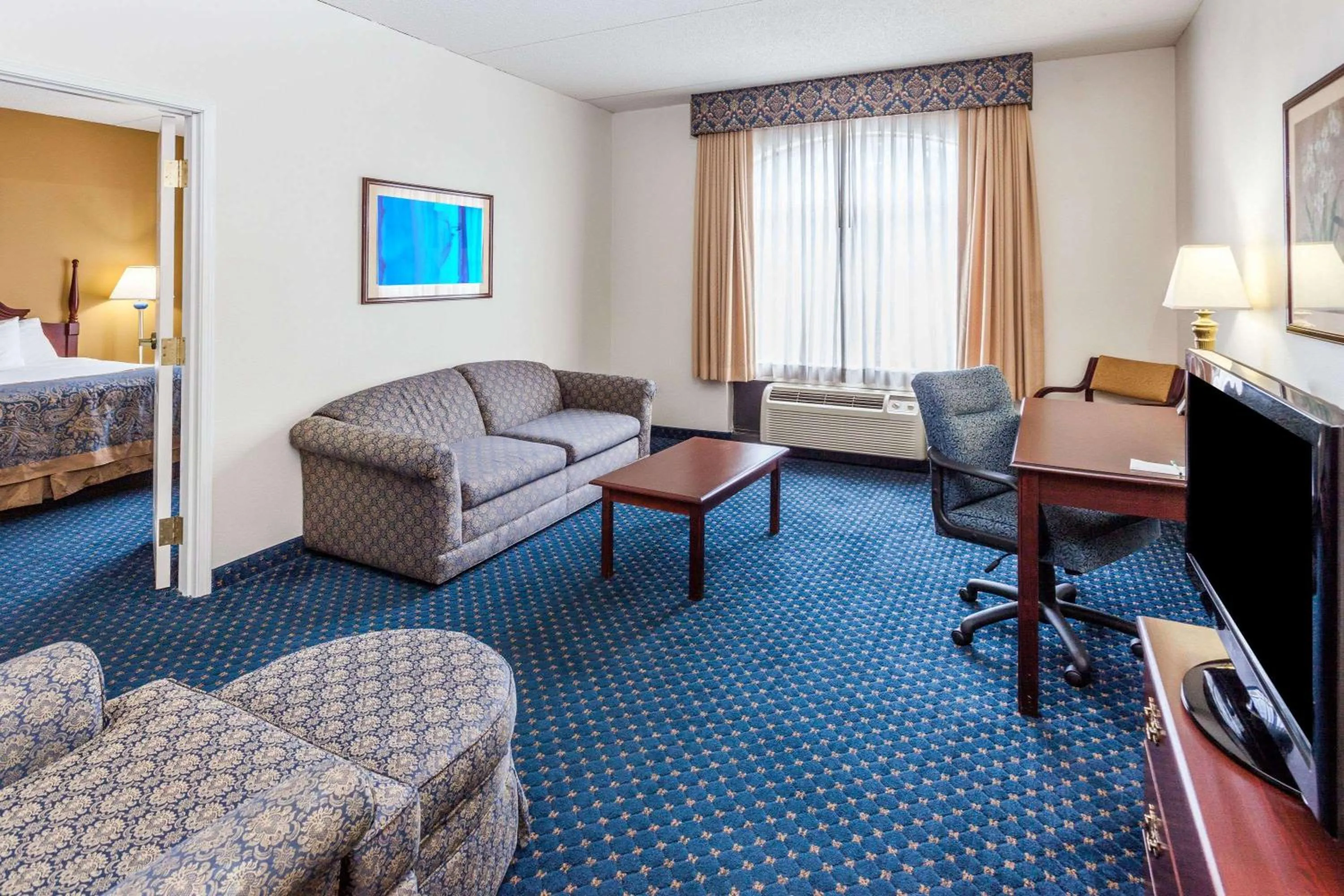 Photo of the whole room, Seating Area in Wingate by Wyndham Atlanta/Six Flags Austell