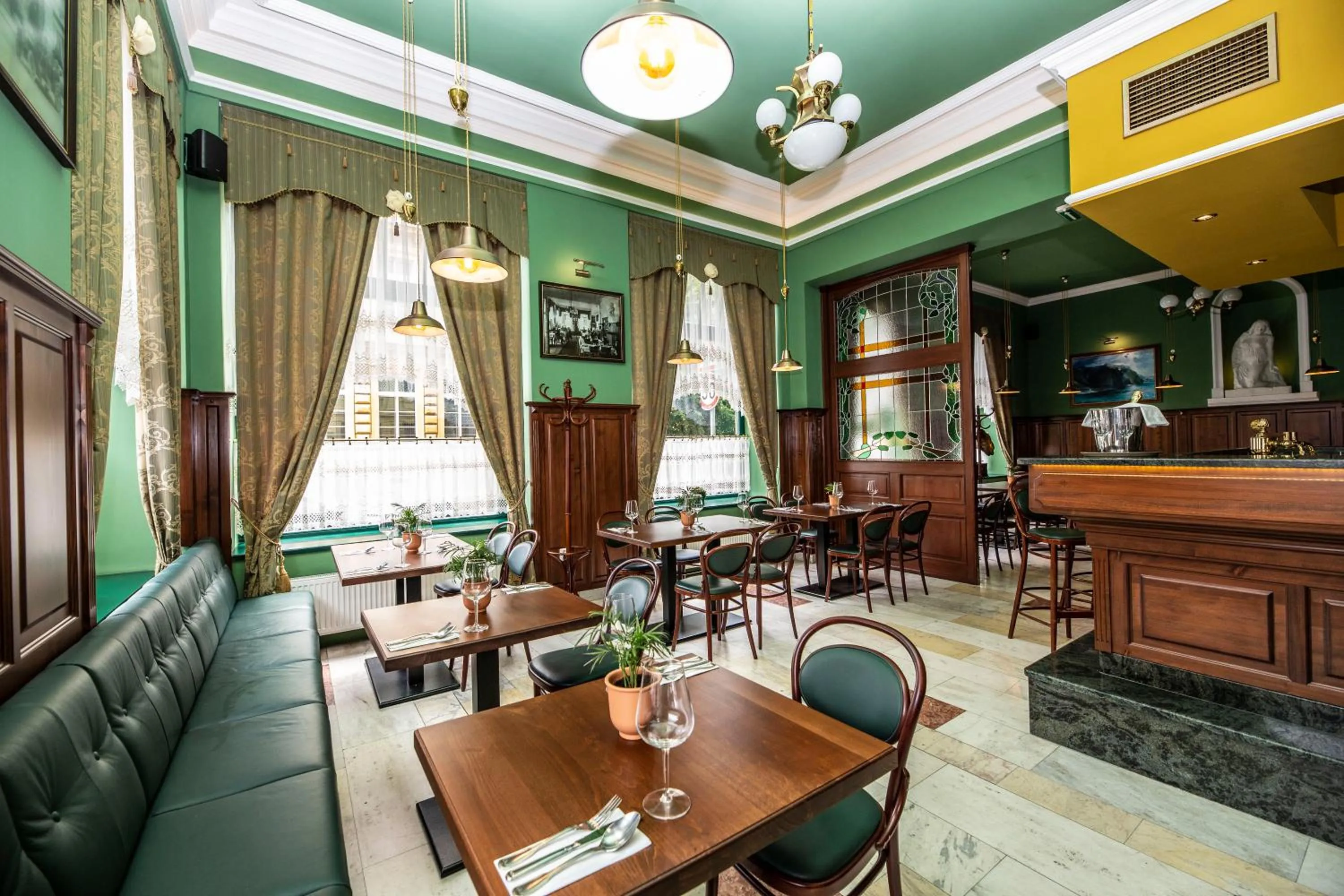 Restaurant/places to eat in Grand Hotel Praha