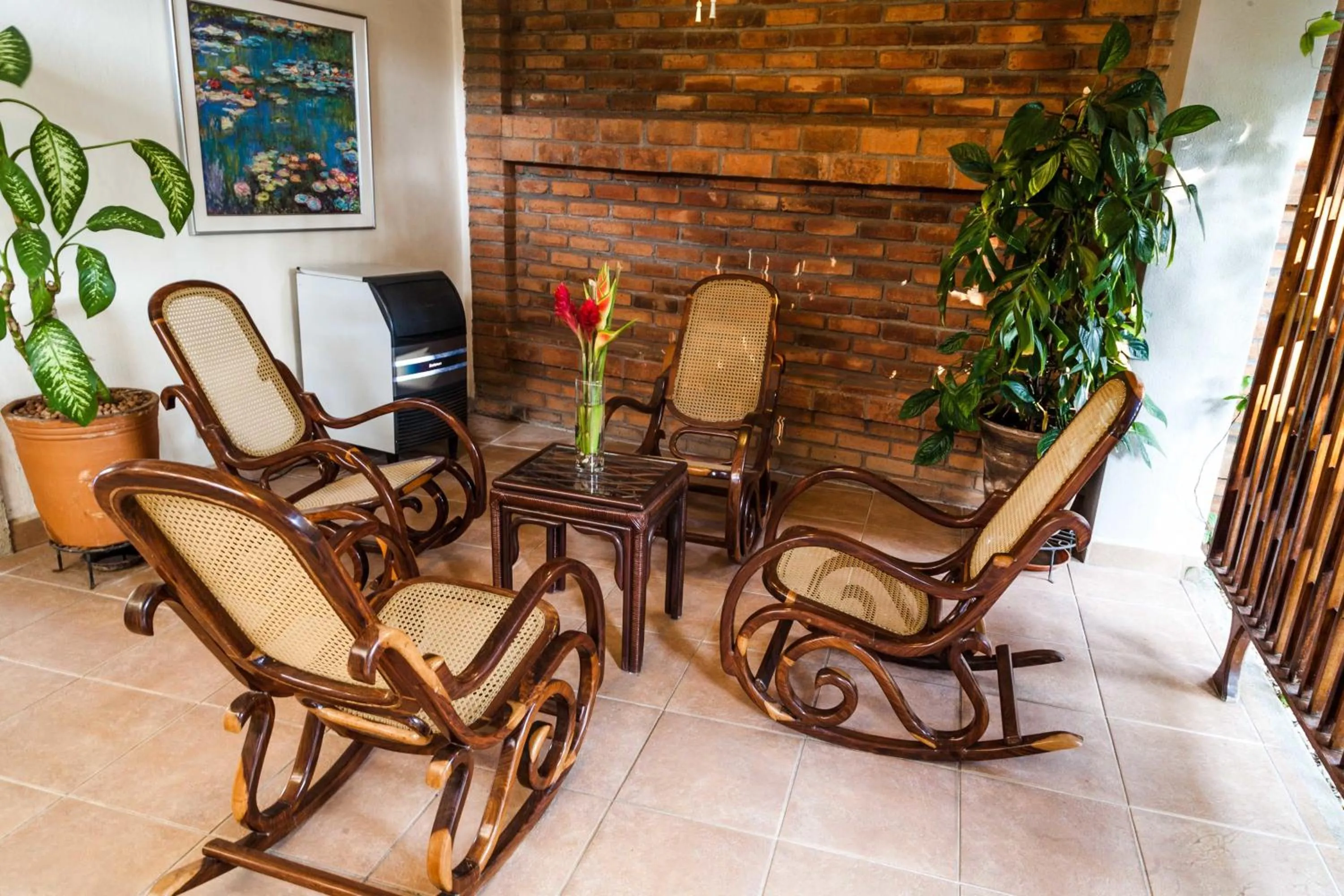 Communal lounge/ TV room in Hotel El Almendro