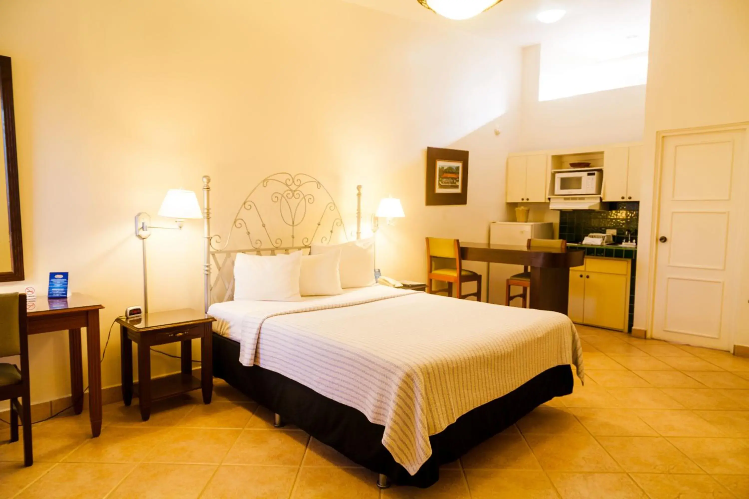 Queen Studio in Hotel El Almendro Queen Studio in Hotel El Almendro