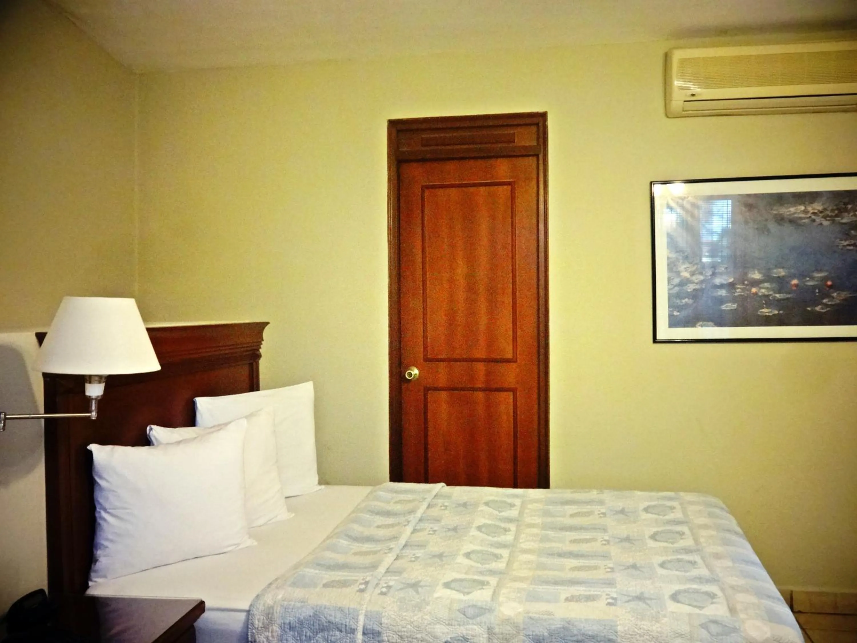 Bed in Hotel El Almendro