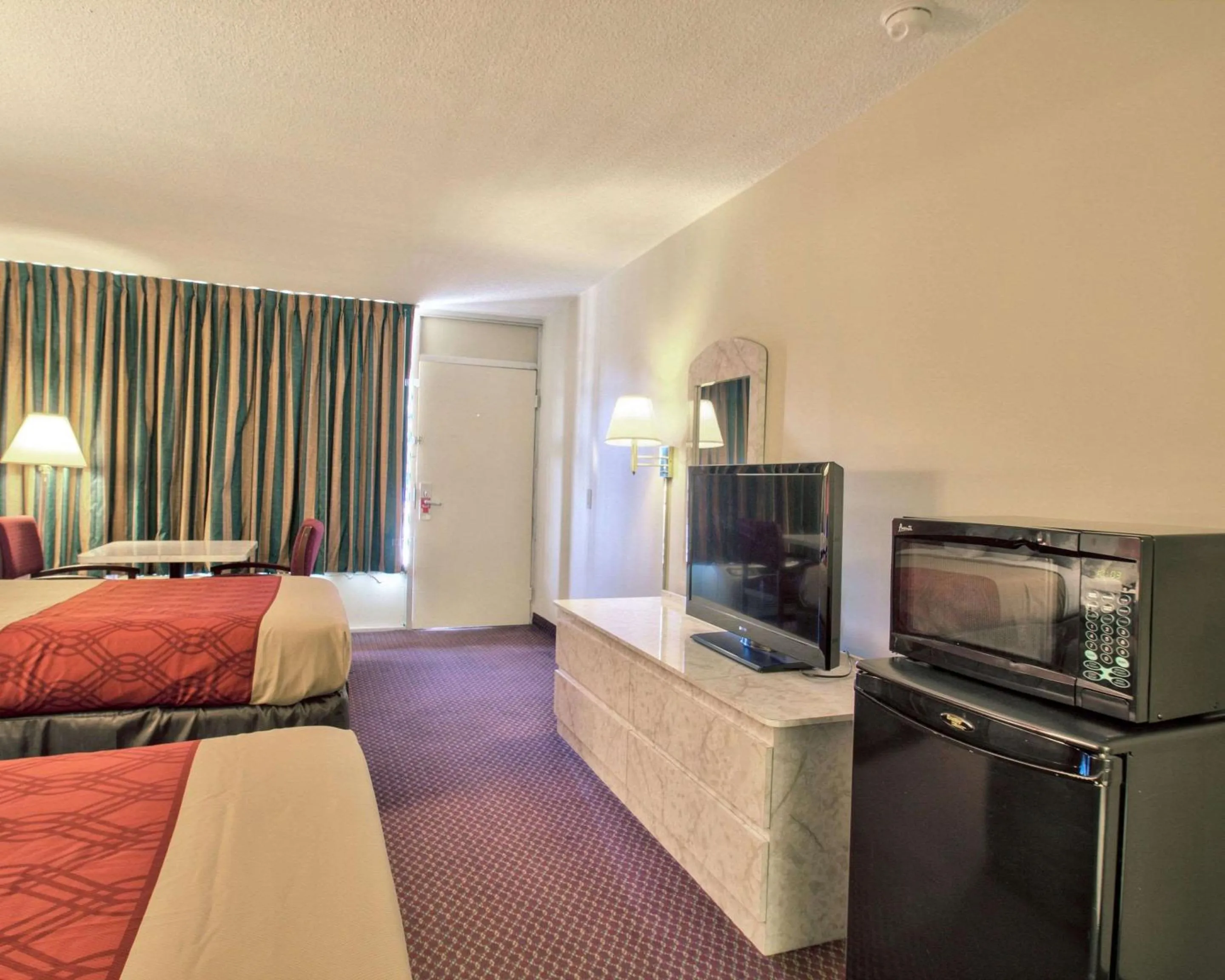 Photo of the whole room, Bed in Econo Lodge Donalsonville