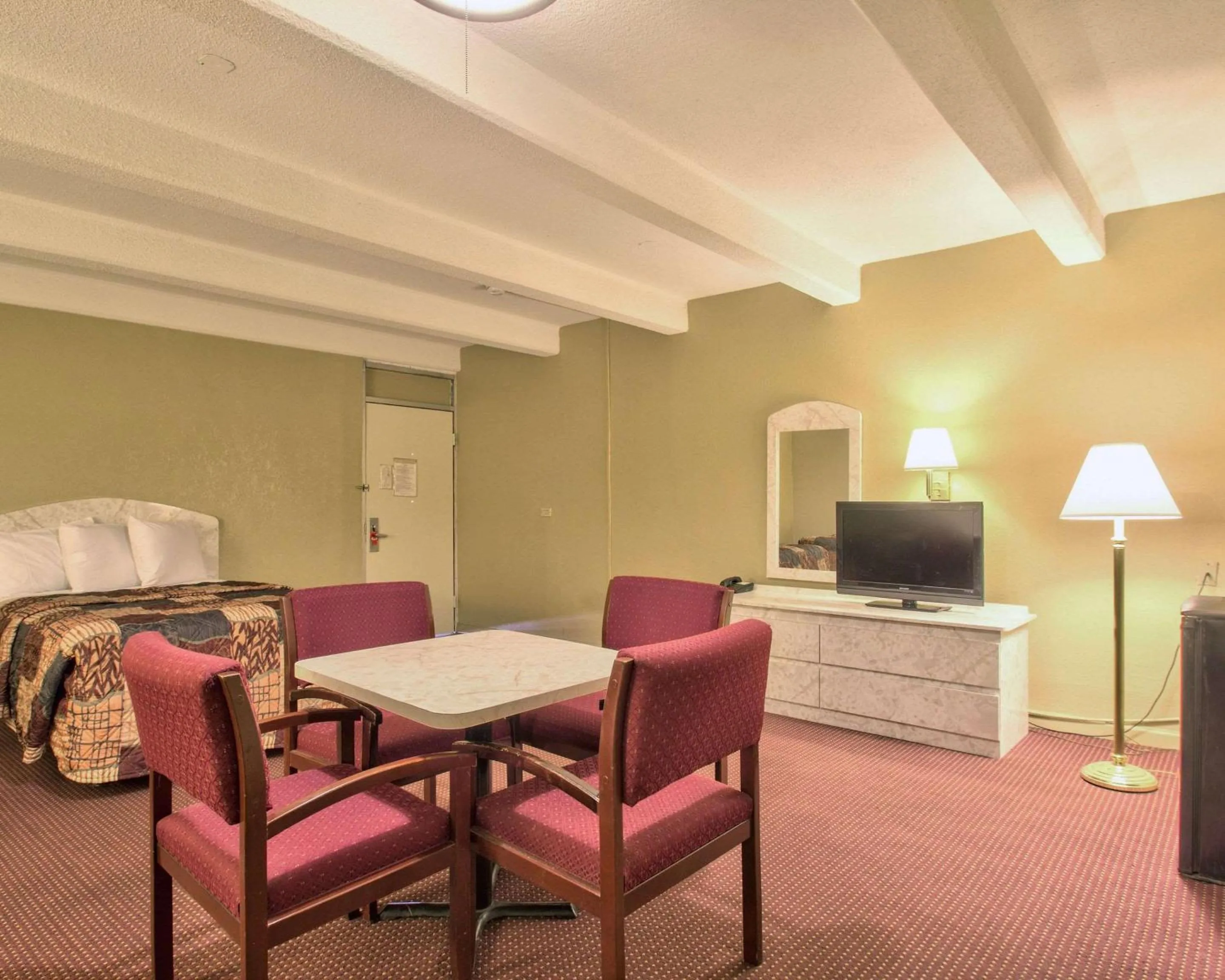 Photo of the whole room, Bed in Econo Lodge Donalsonville