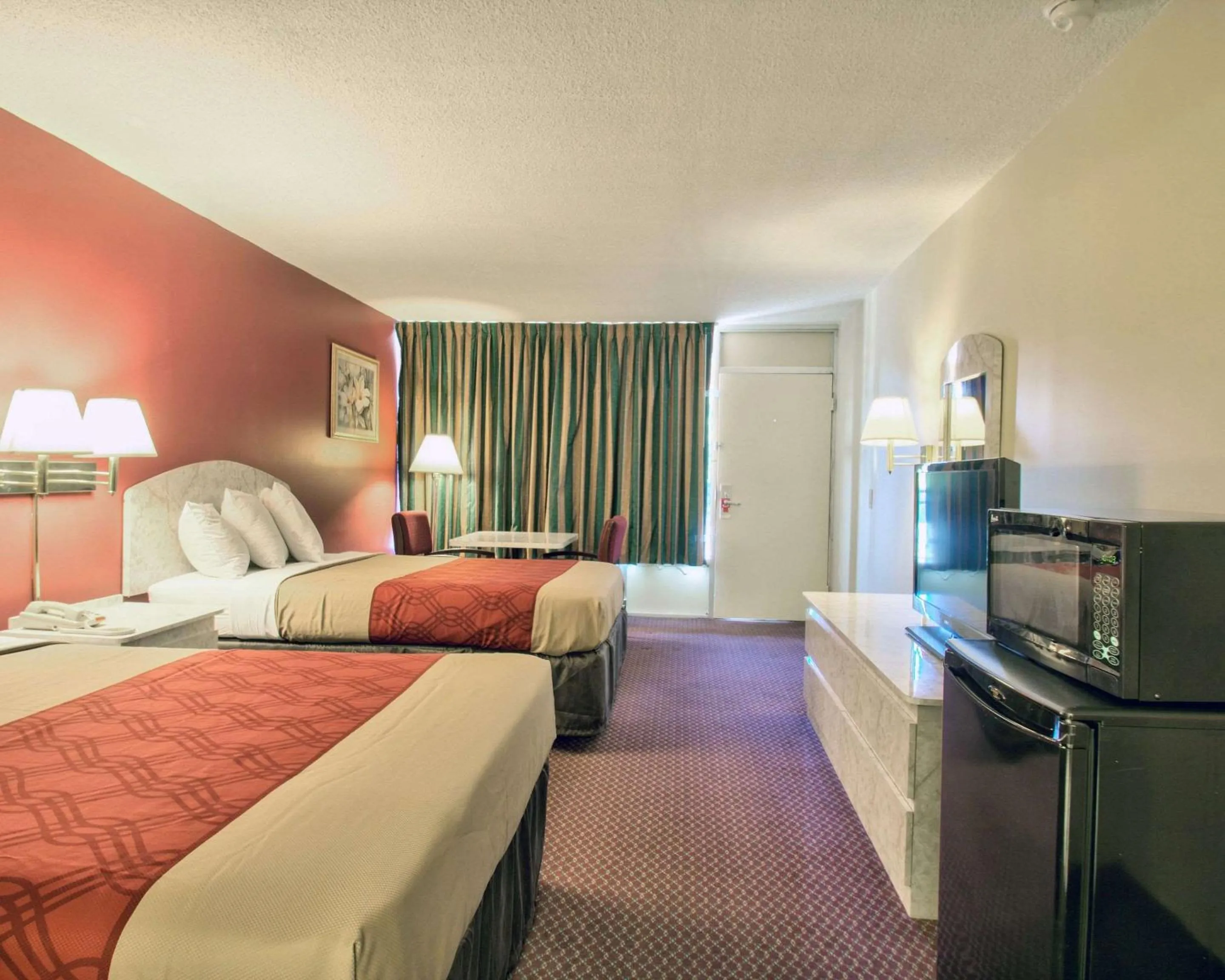 Photo of the whole room, Bed in Econo Lodge Donalsonville