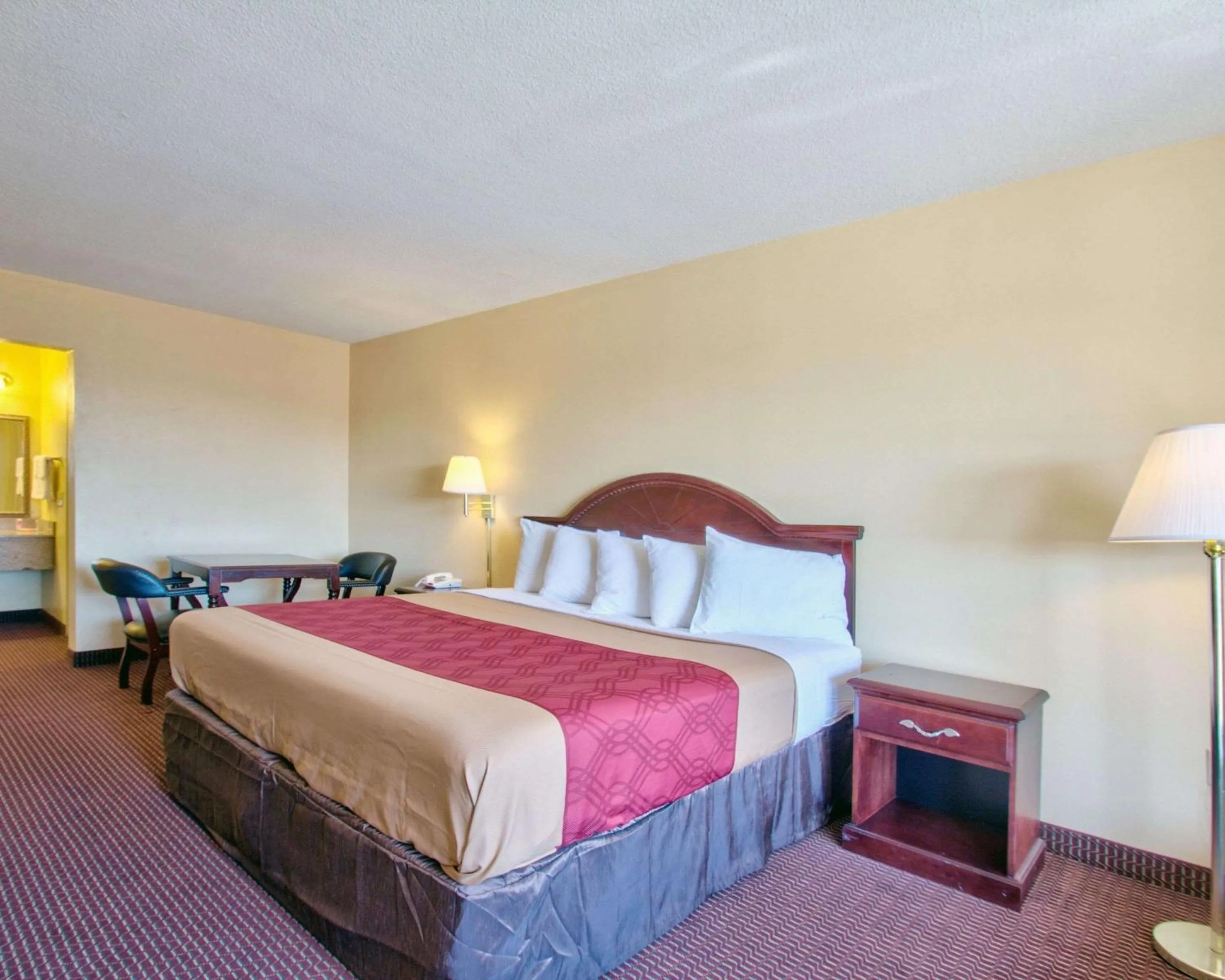 Photo of the whole room, Bed in Econo Lodge Donalsonville