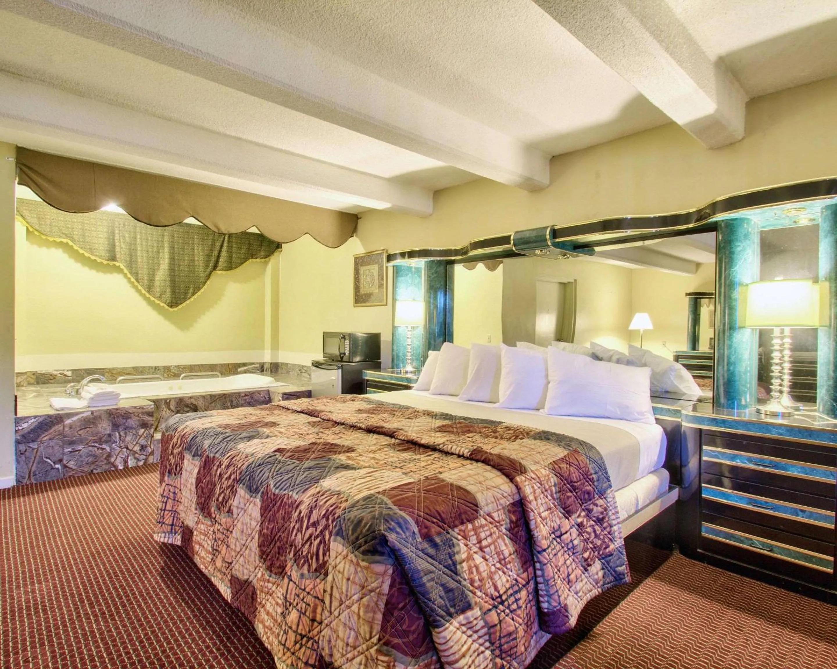 Photo of the whole room, Bed in Econo Lodge Donalsonville