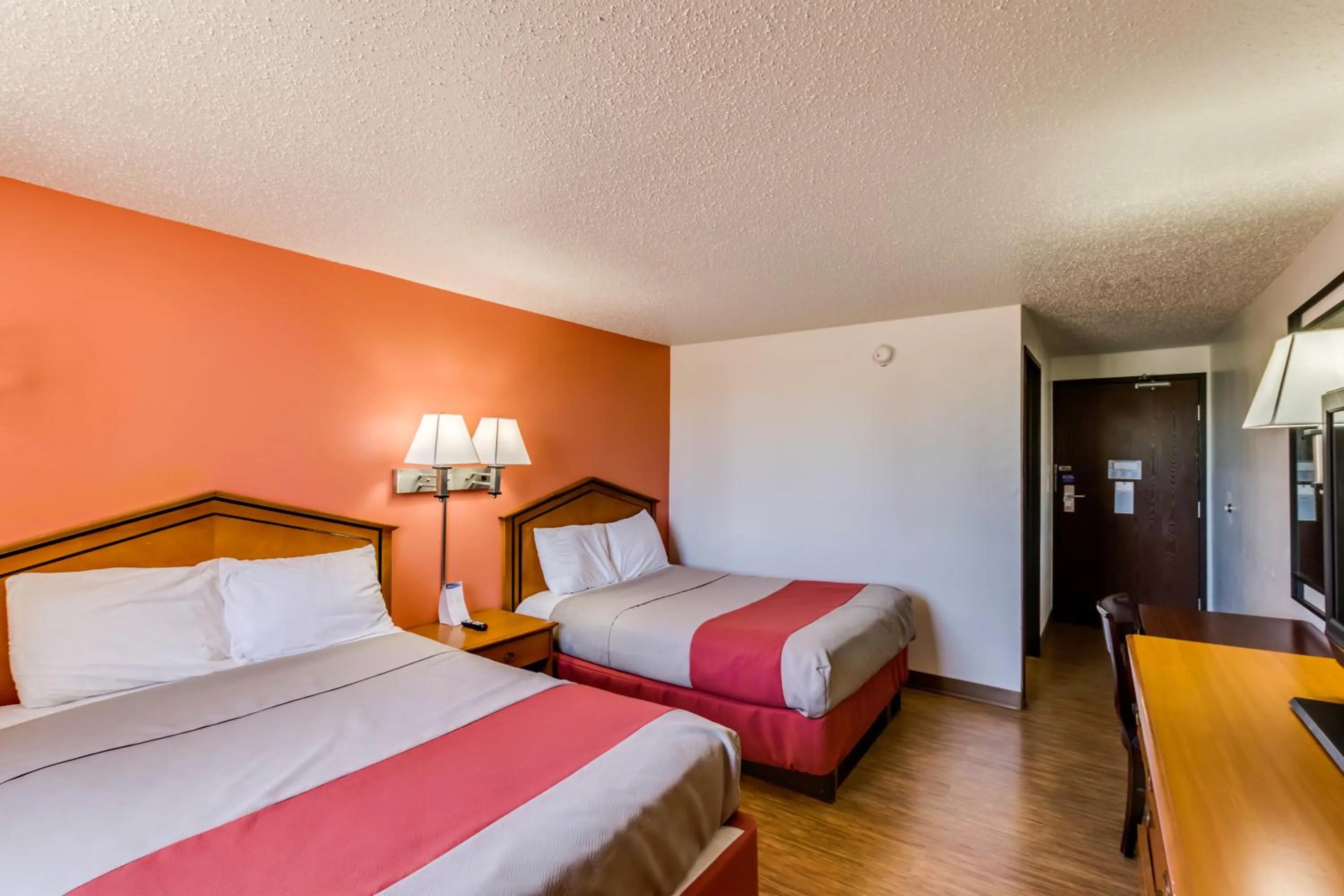 Photo of the whole room, Bed in Motel 6-Albert Lea, MN