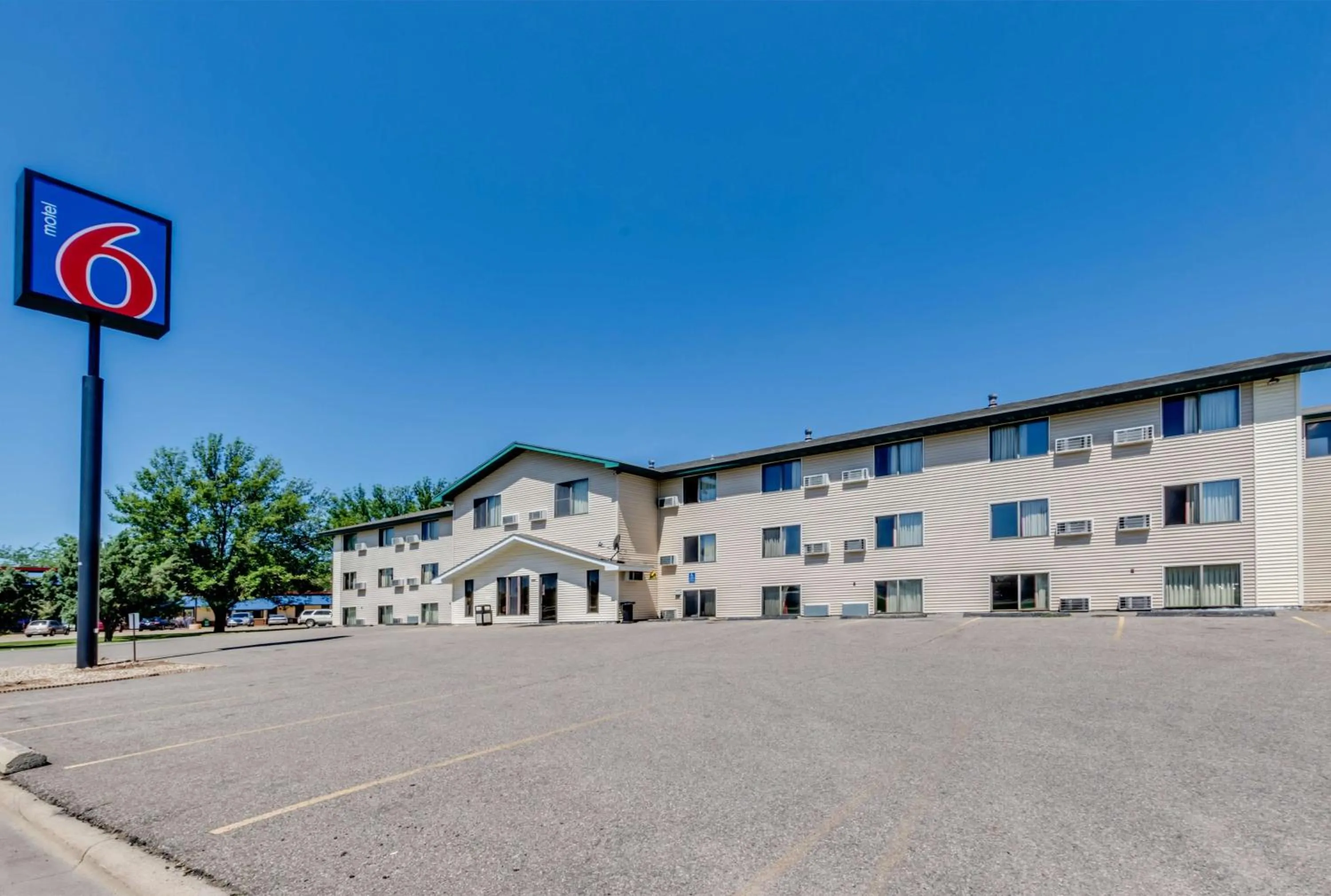 Property building in Motel 6-Albert Lea, MN