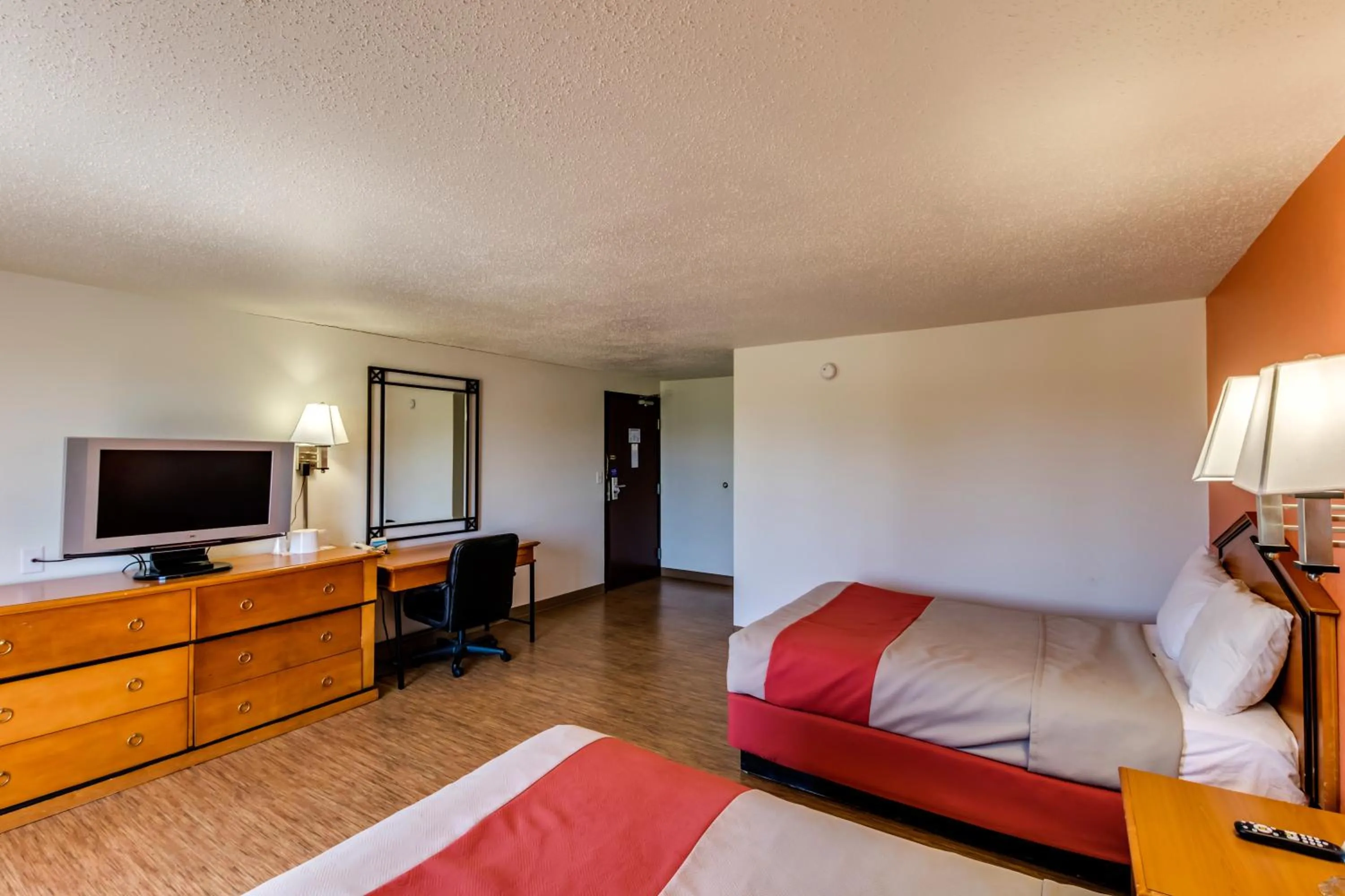 Photo of the whole room, Bed in Motel 6-Albert Lea, MN