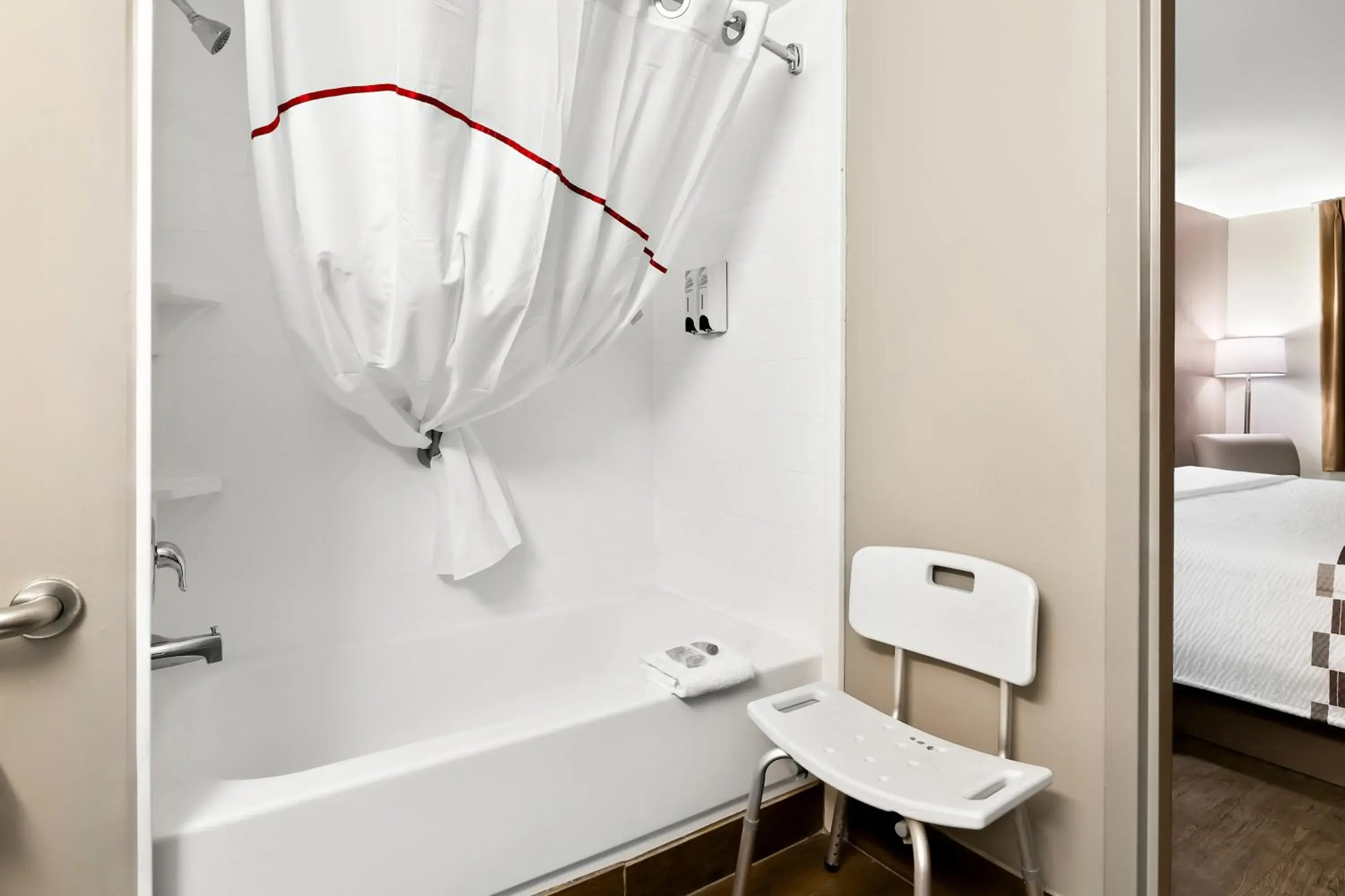 Superior King Room - Disability Access/Non-Smoking in Red Roof Inn Rock Hill Superior King Room - Disability Access/Non-Smoking in Red Roof Inn Rock Hill