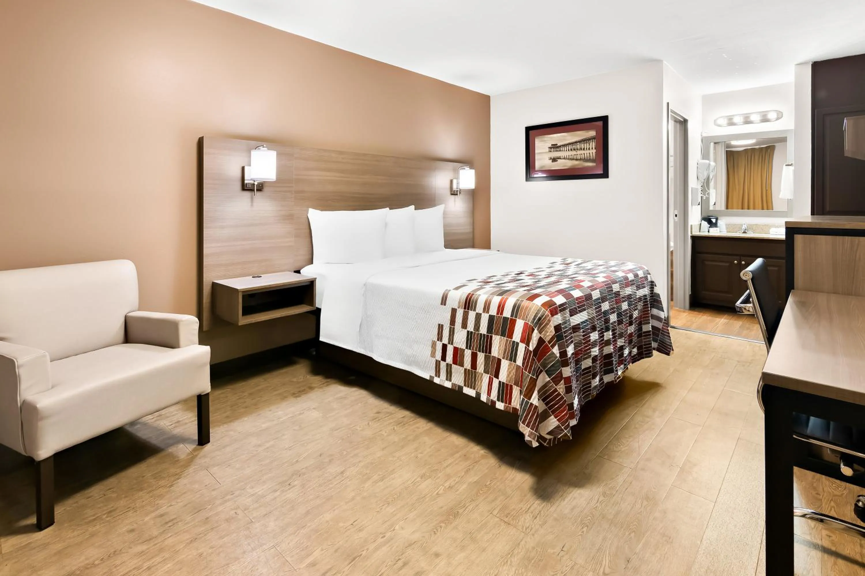 Photo of the whole room, Bed in Red Roof Inn Rock Hill