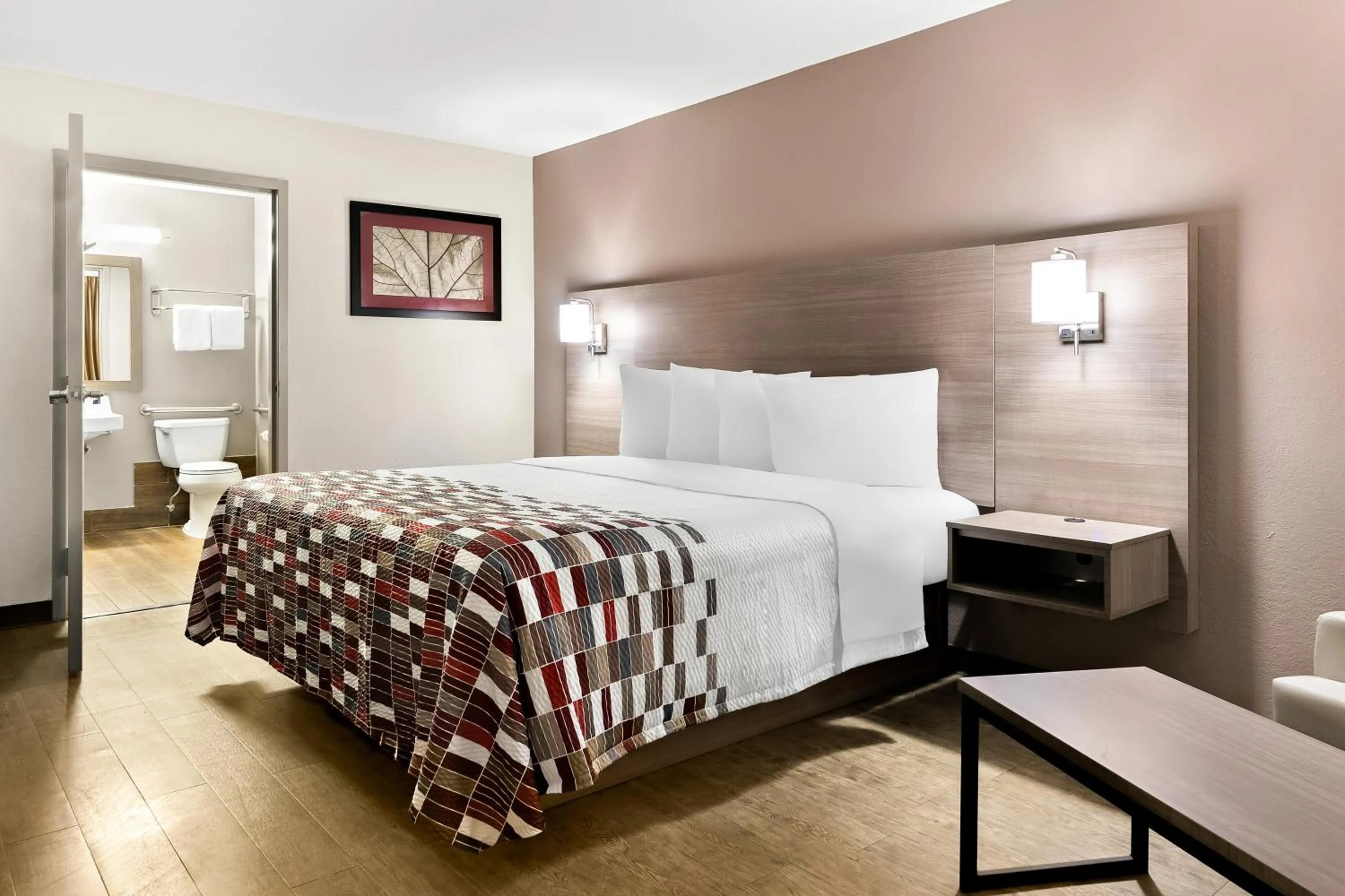 Photo of the whole room, Bed in Red Roof Inn Rock Hill