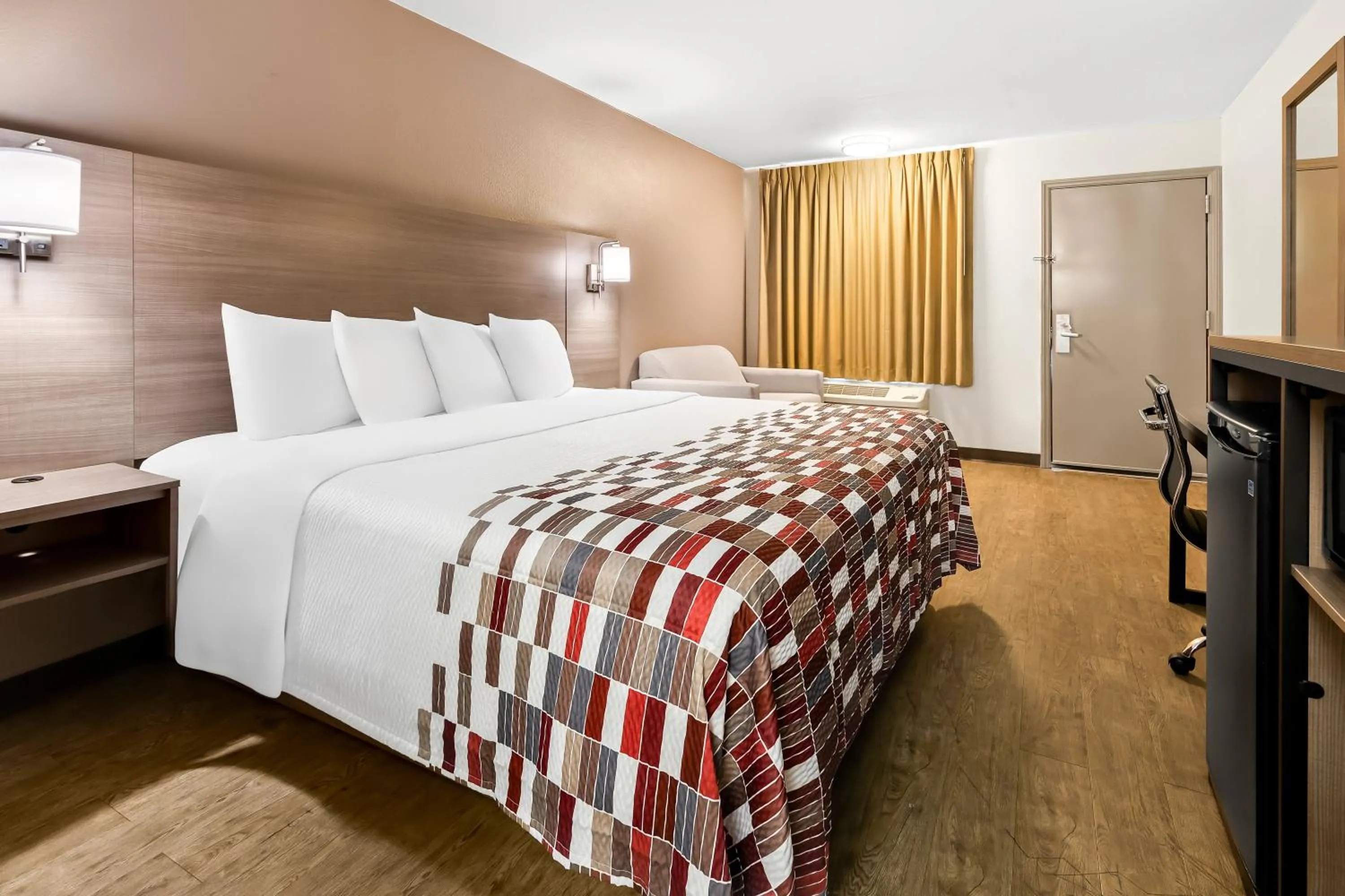 Photo of the whole room, Bed in Red Roof Inn Rock Hill