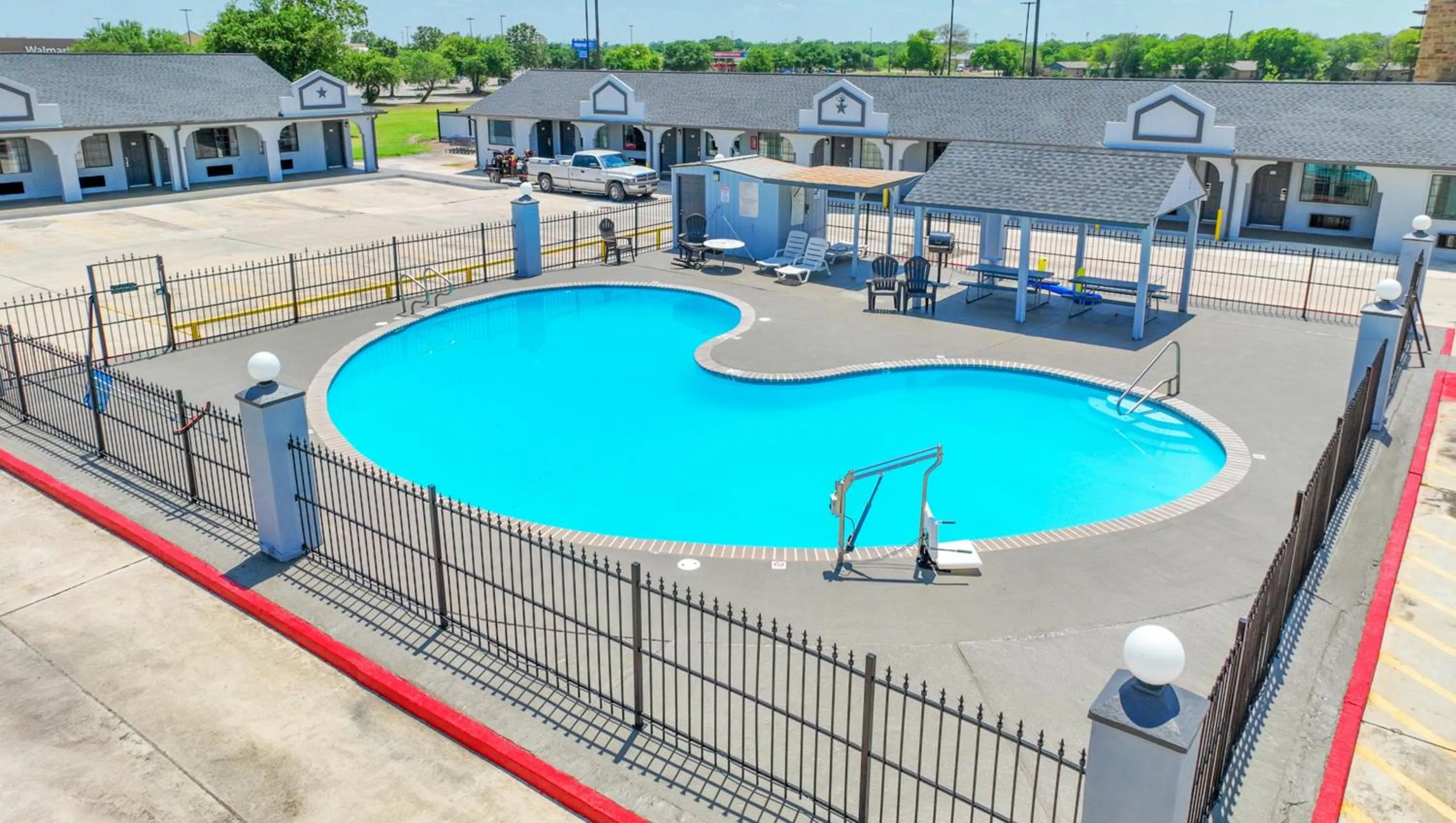 Swimming pool in Executive Inn Hondo