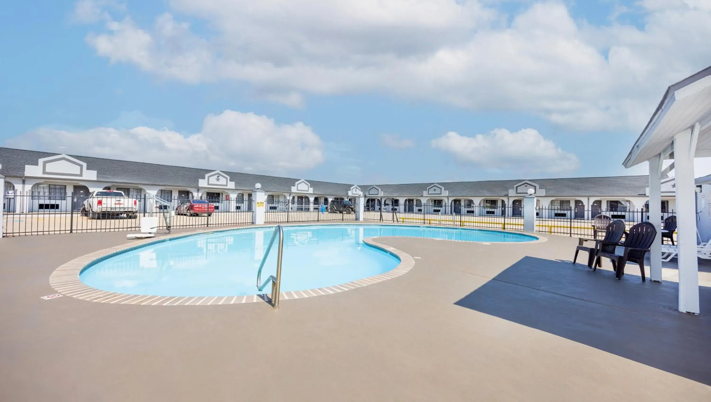 Swimming pool in Executive Inn Hondo Swimming pool in Executive Inn Hondo