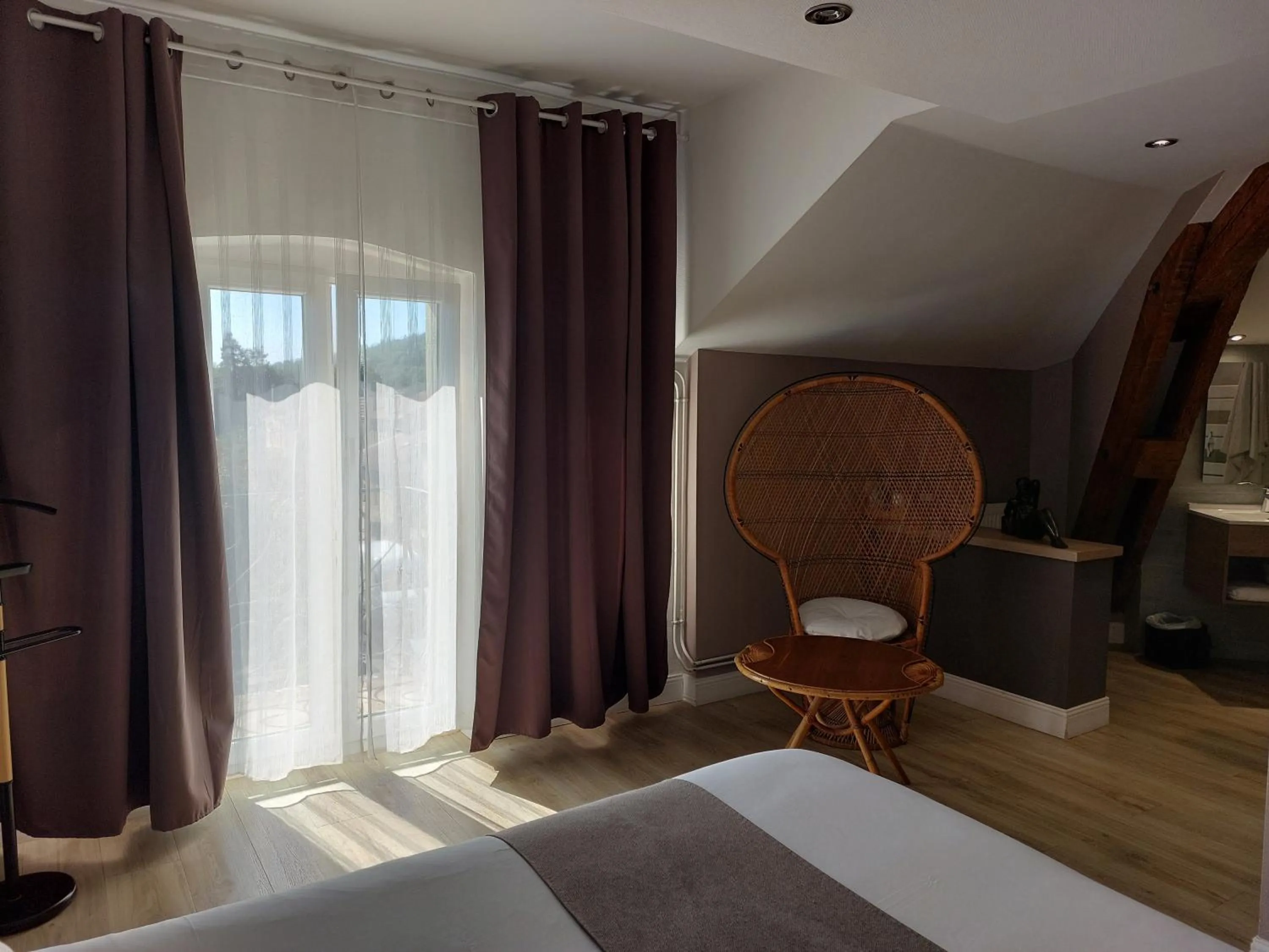 Bed in Logis Auberge Des Voyageurs