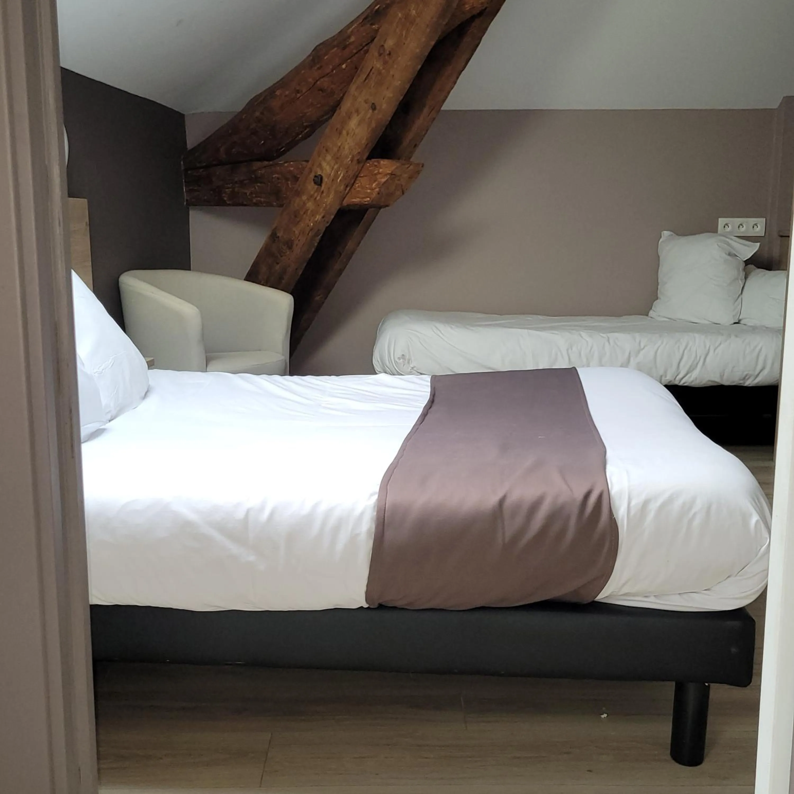 Bed in Logis Auberge Des Voyageurs