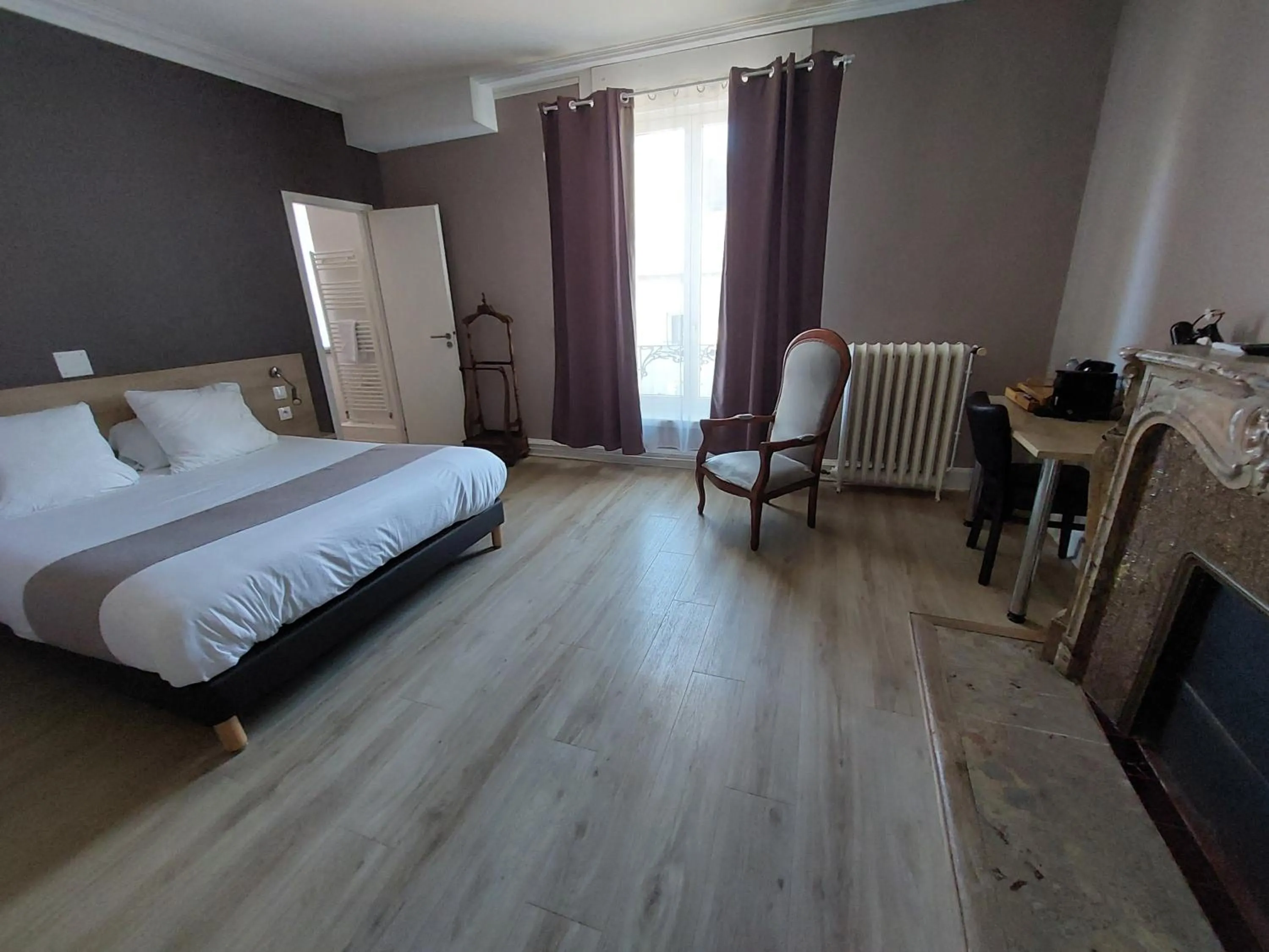 Bed in Logis Auberge Des Voyageurs