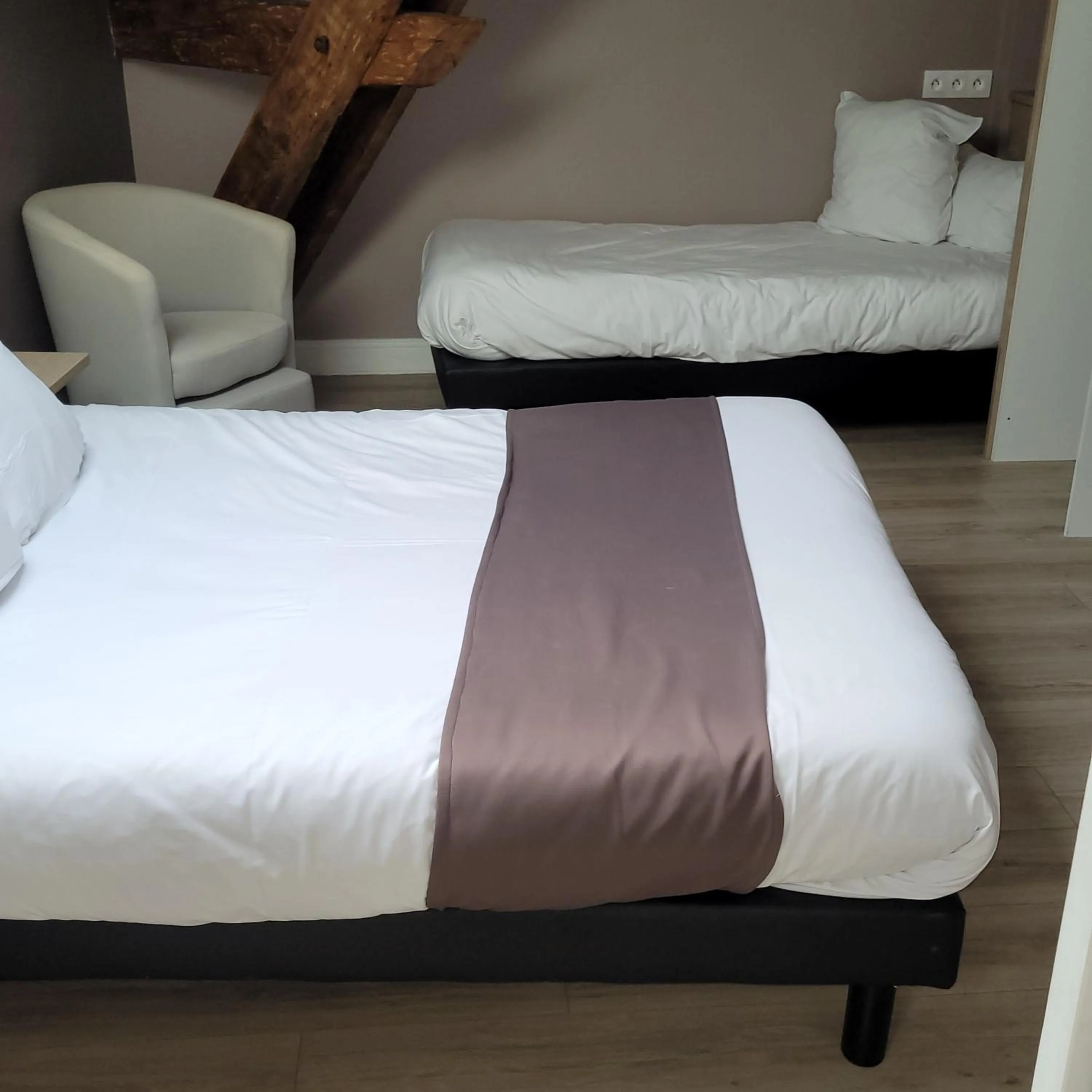 Bed in Logis Auberge Des Voyageurs