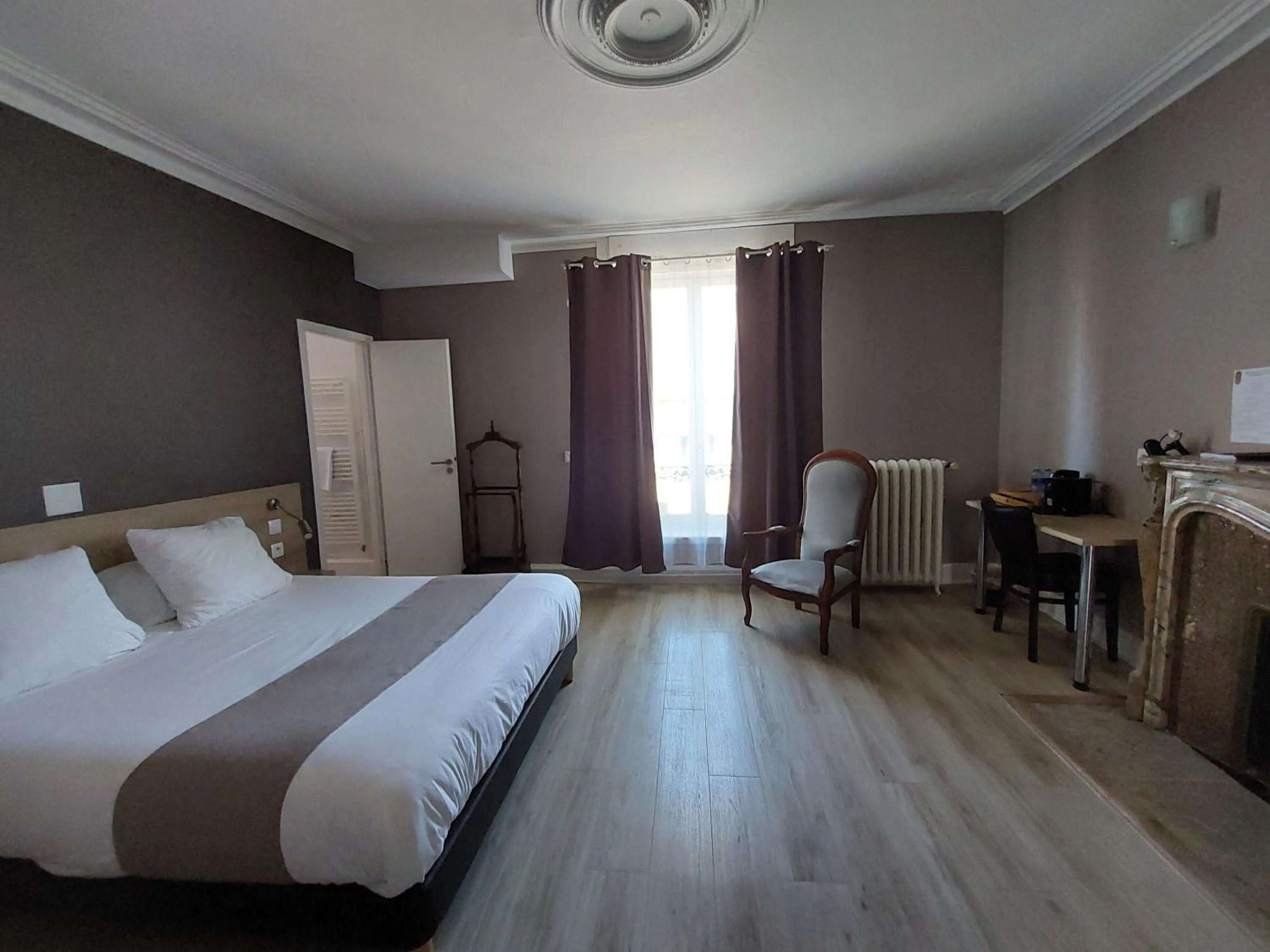 Bed in Logis Auberge Des Voyageurs