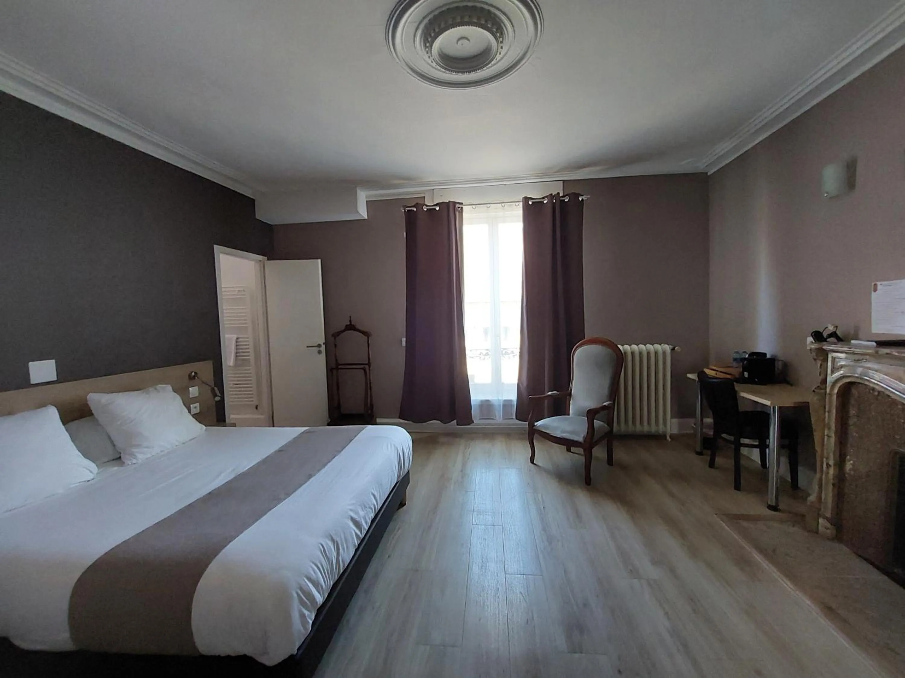 Bed in Logis Auberge Des Voyageurs