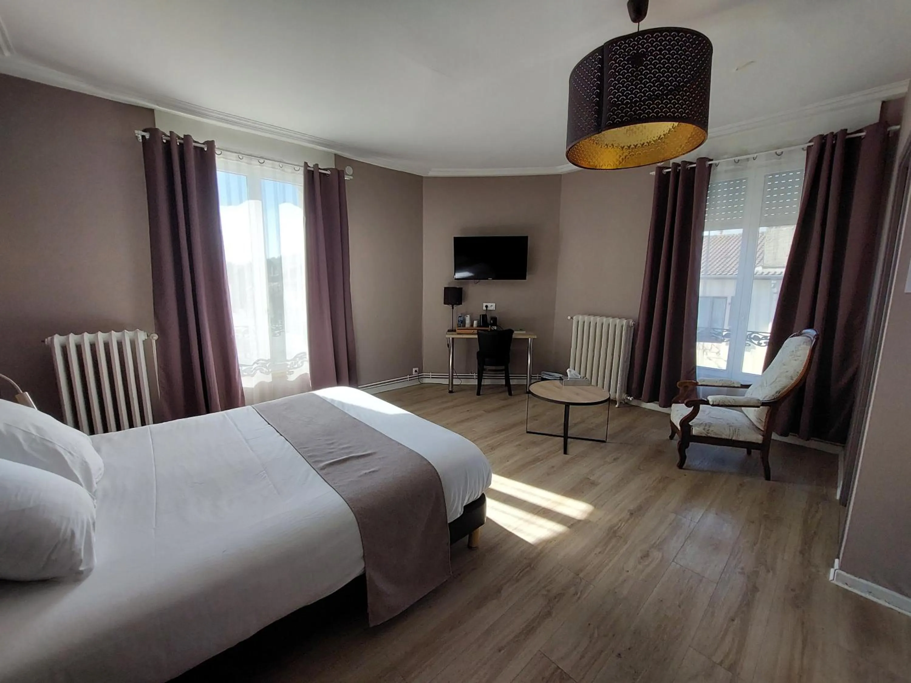 Bed in Logis Auberge Des Voyageurs