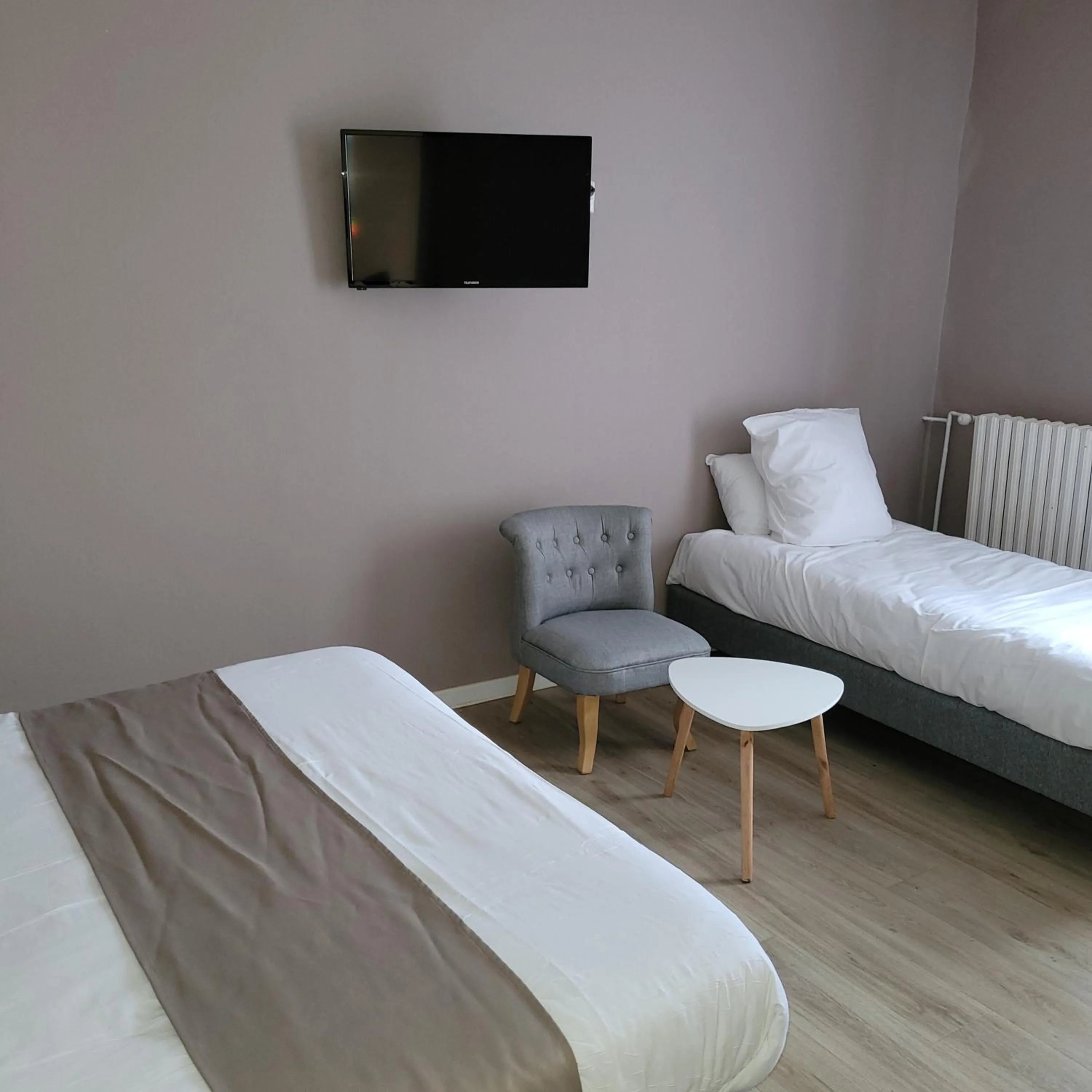 Bed in Logis Auberge Des Voyageurs