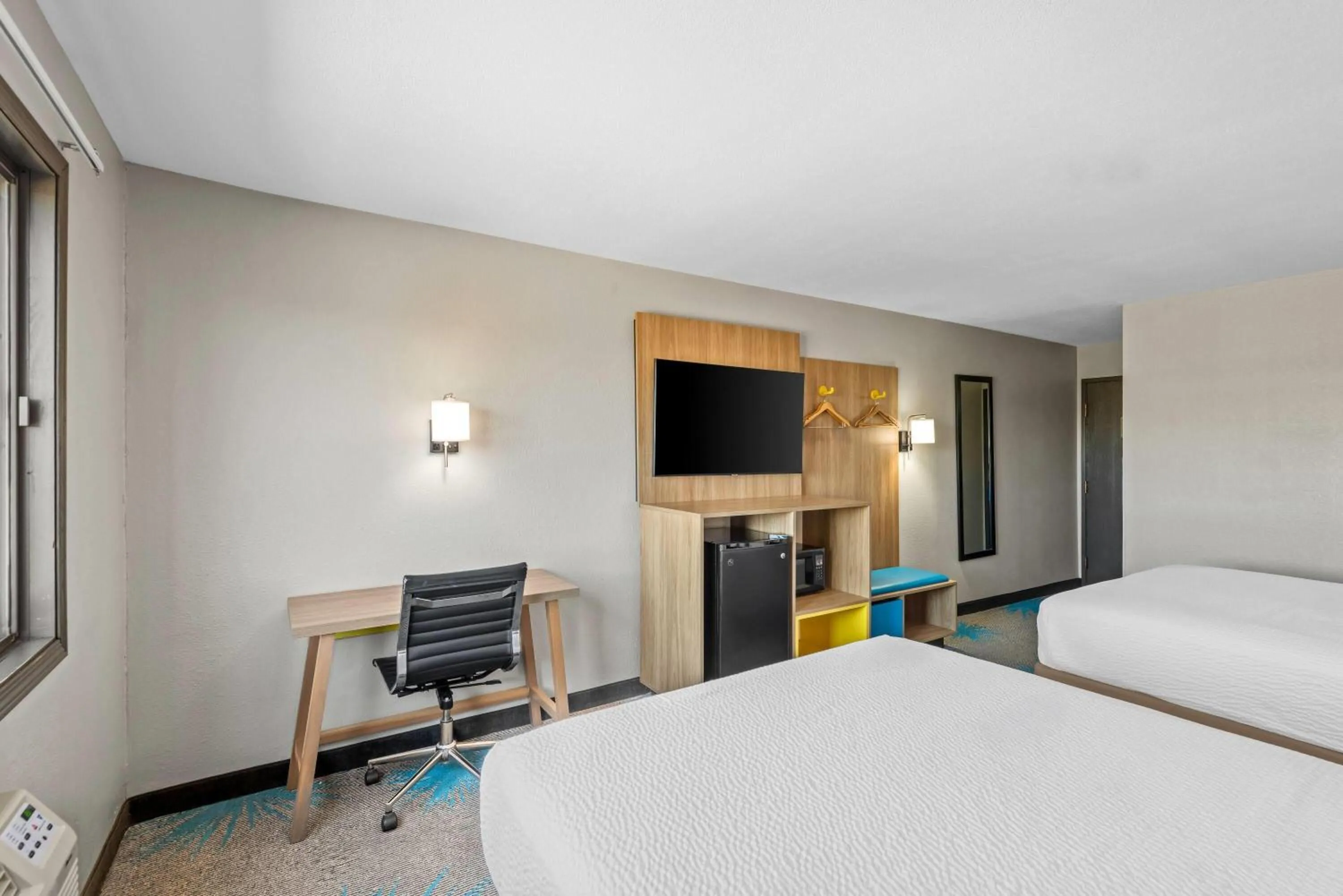Bed in Days Inn & Suites by Wyndham Des Moines Airport