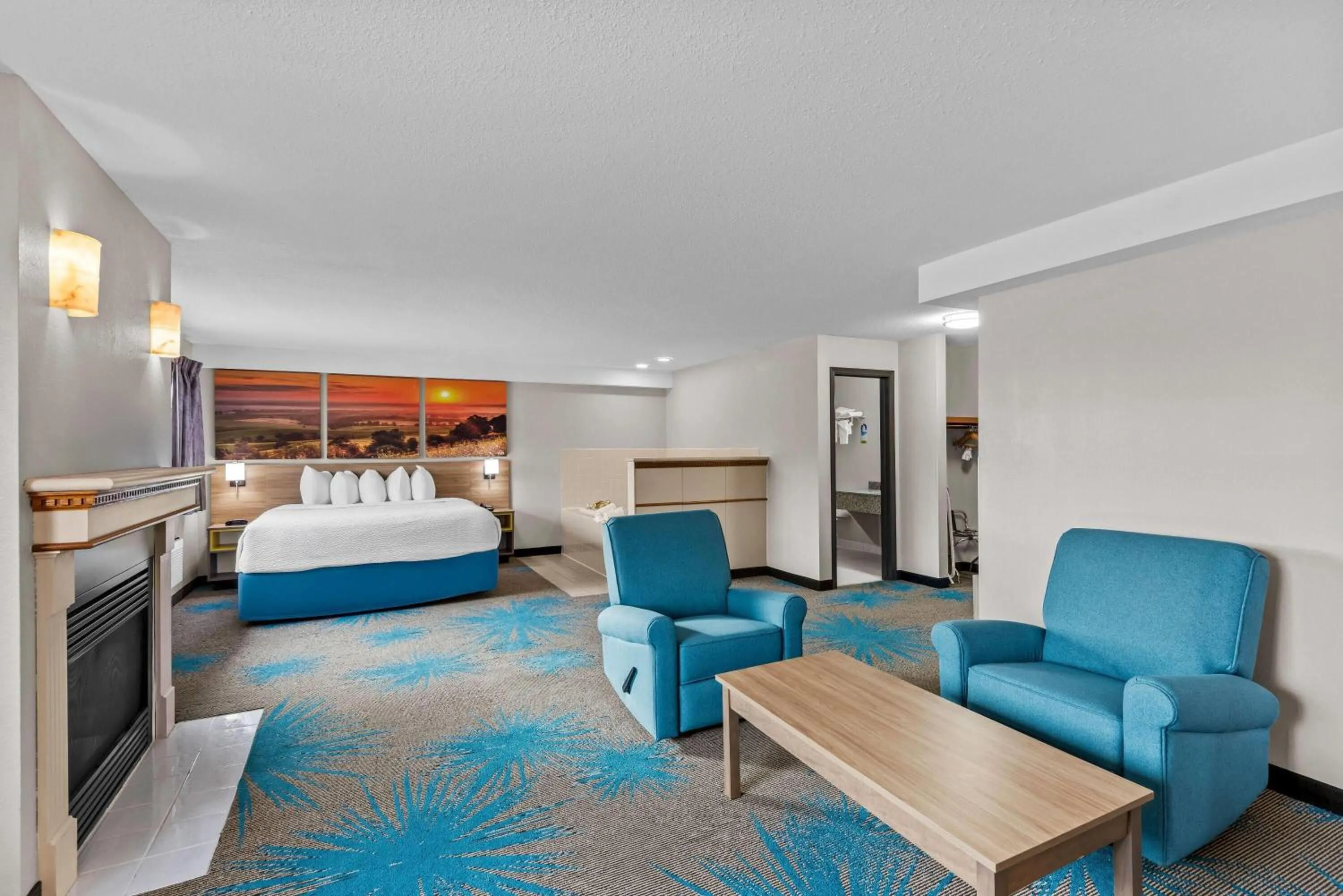 Bath, Bed in Days Inn & Suites by Wyndham Des Moines Airport