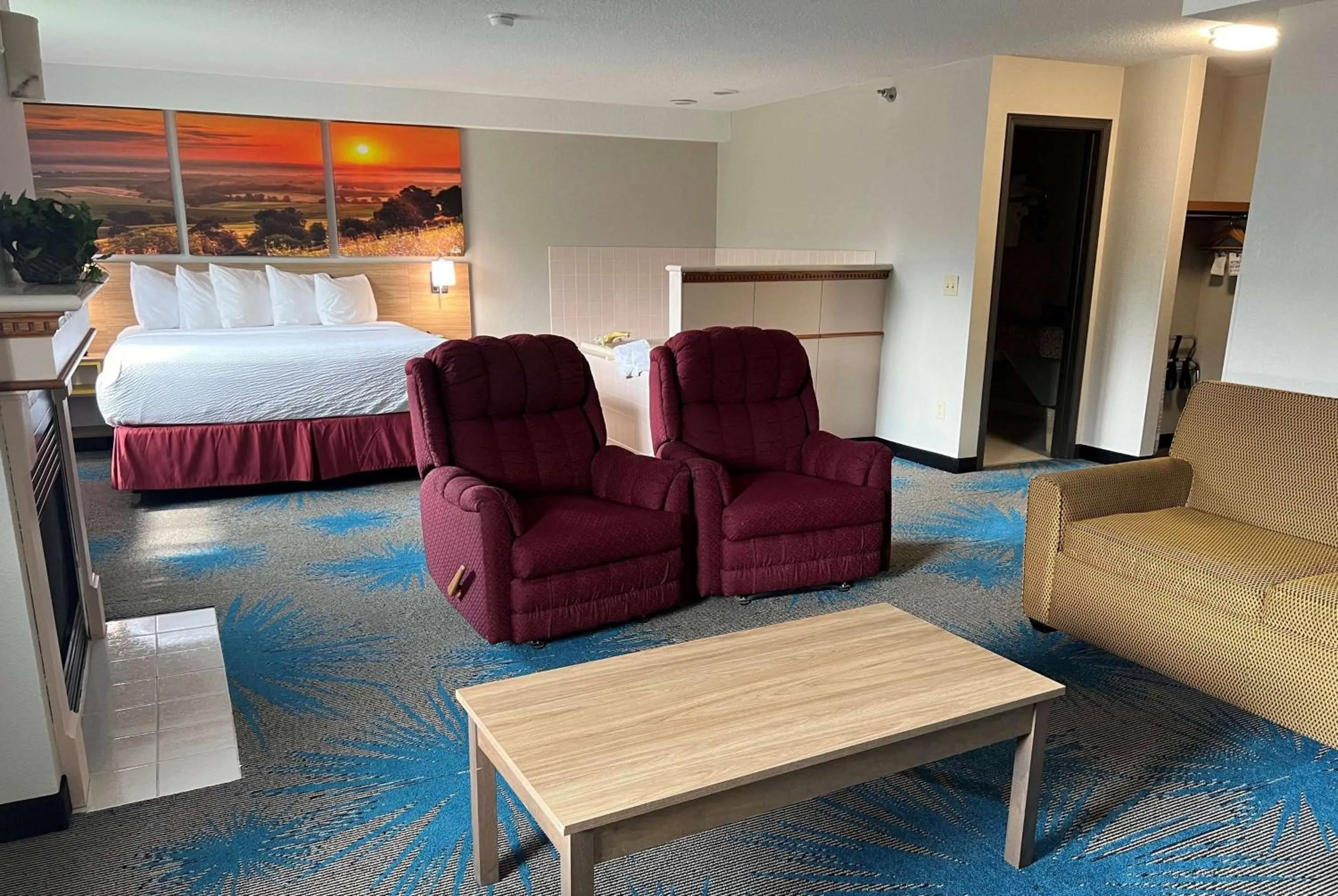 Photo of the whole room, Bed in Days Inn & Suites by Wyndham Des Moines Airport