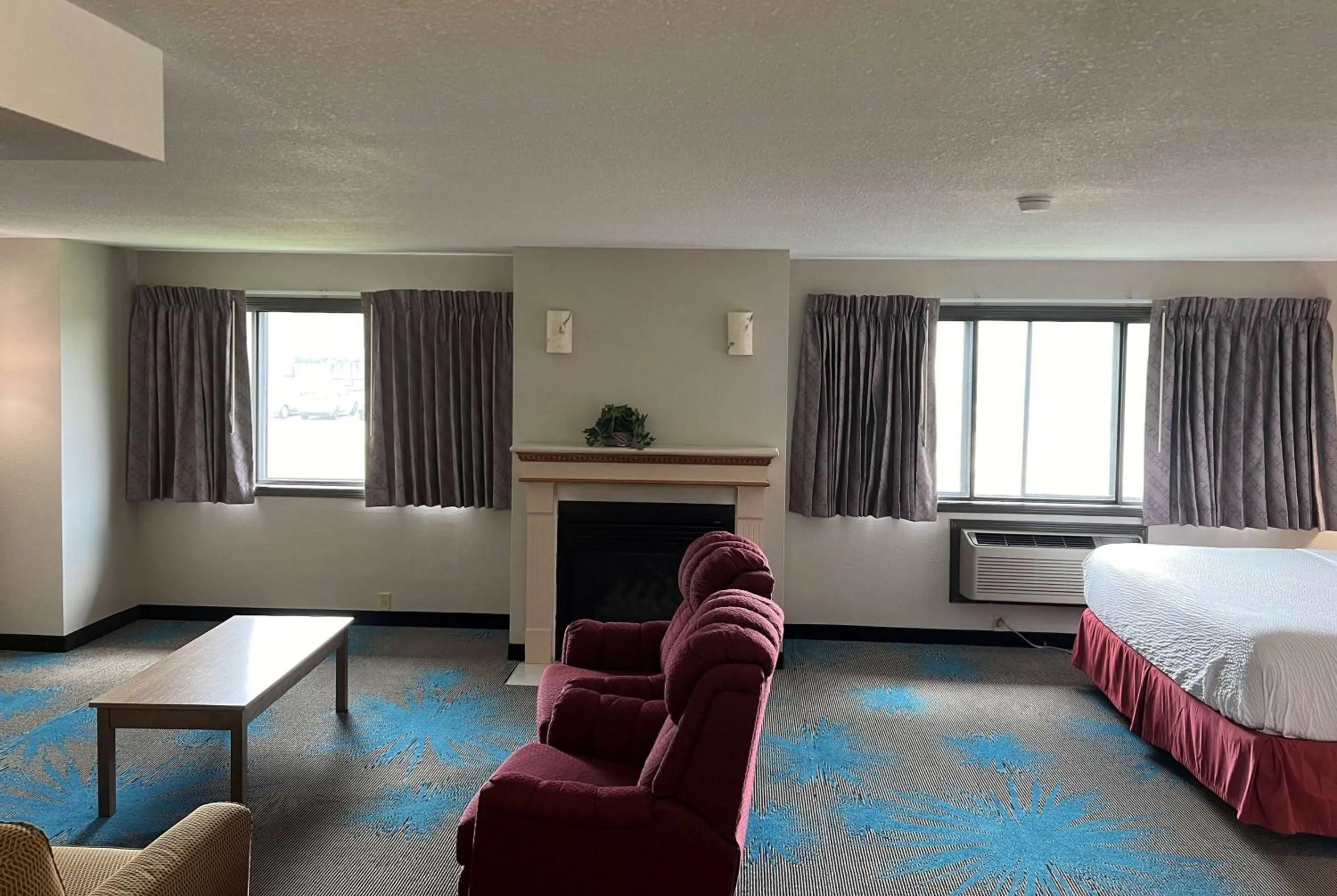 Photo of the whole room, Bed in Days Inn & Suites by Wyndham Des Moines Airport