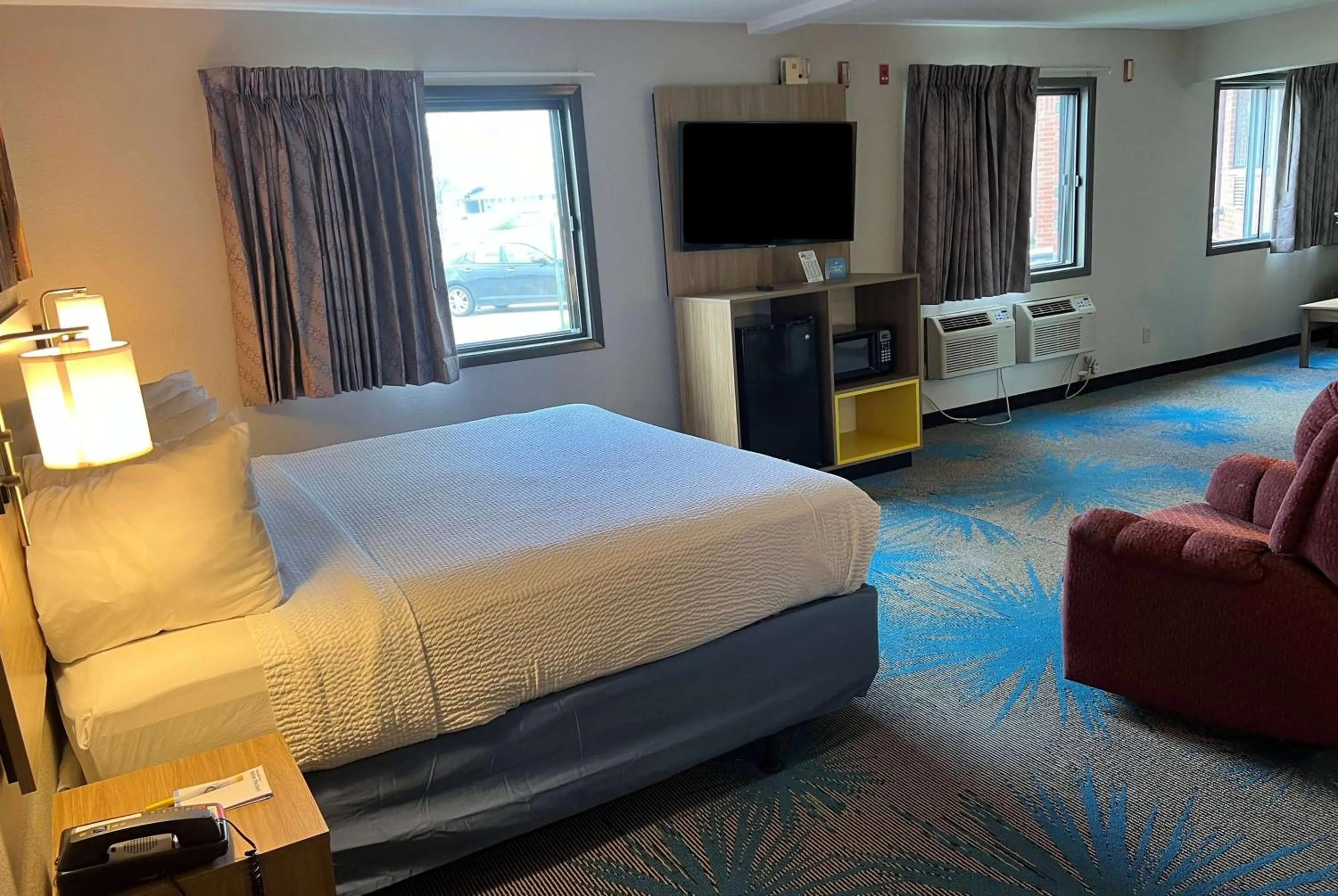 Photo of the whole room, Bed in Days Inn & Suites by Wyndham Des Moines Airport