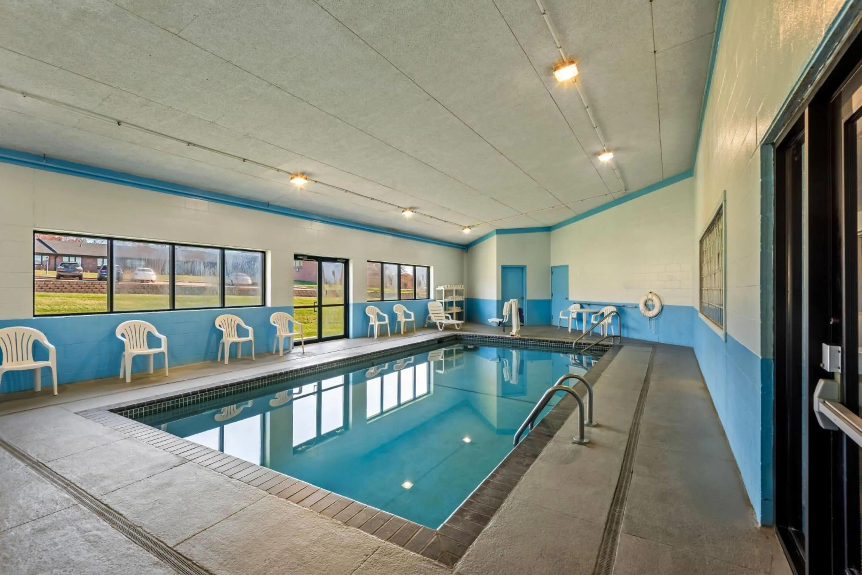 Swimming pool in Days Inn & Suites by Wyndham Des Moines Airport