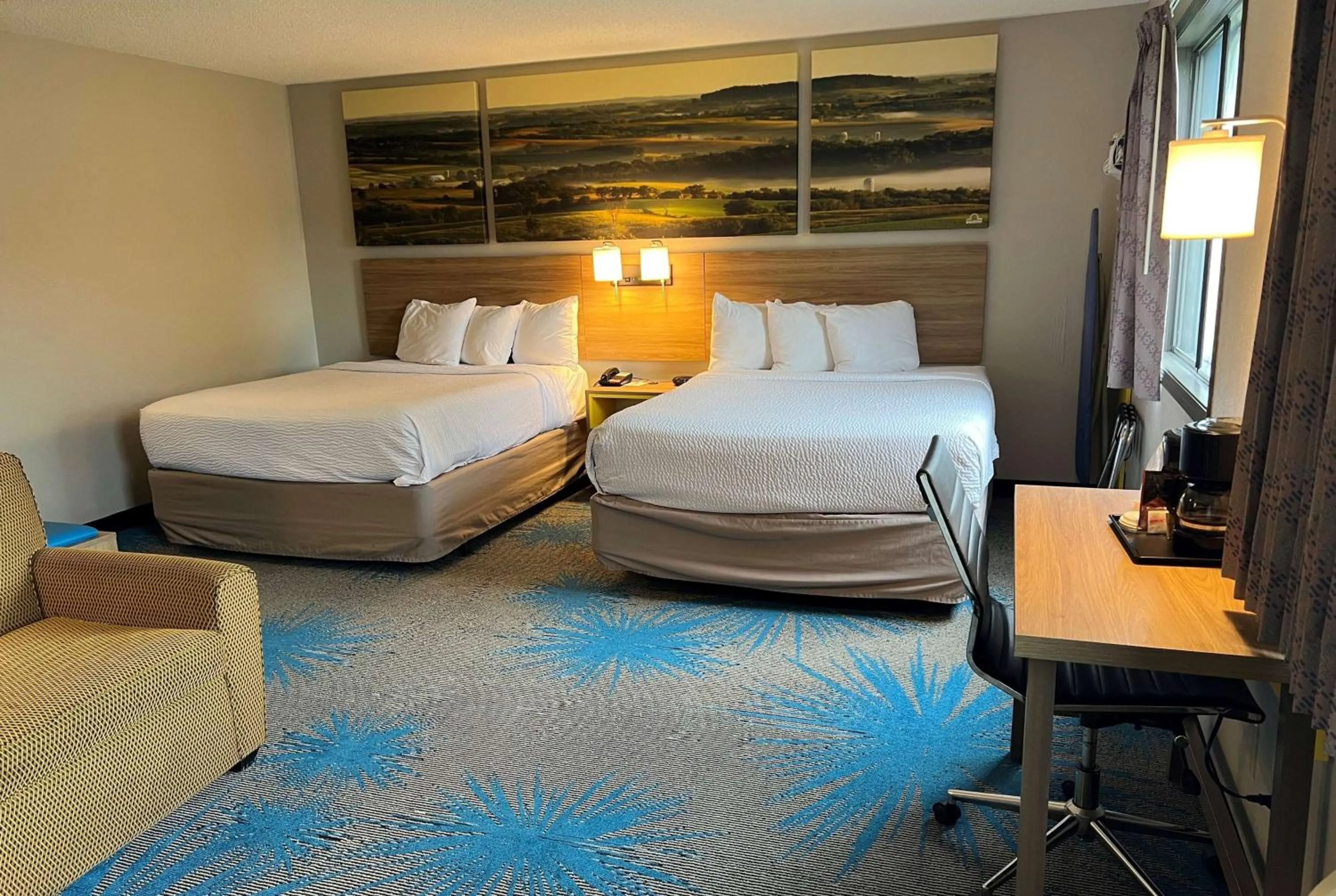 Photo of the whole room, Bed in Days Inn & Suites by Wyndham Des Moines Airport
