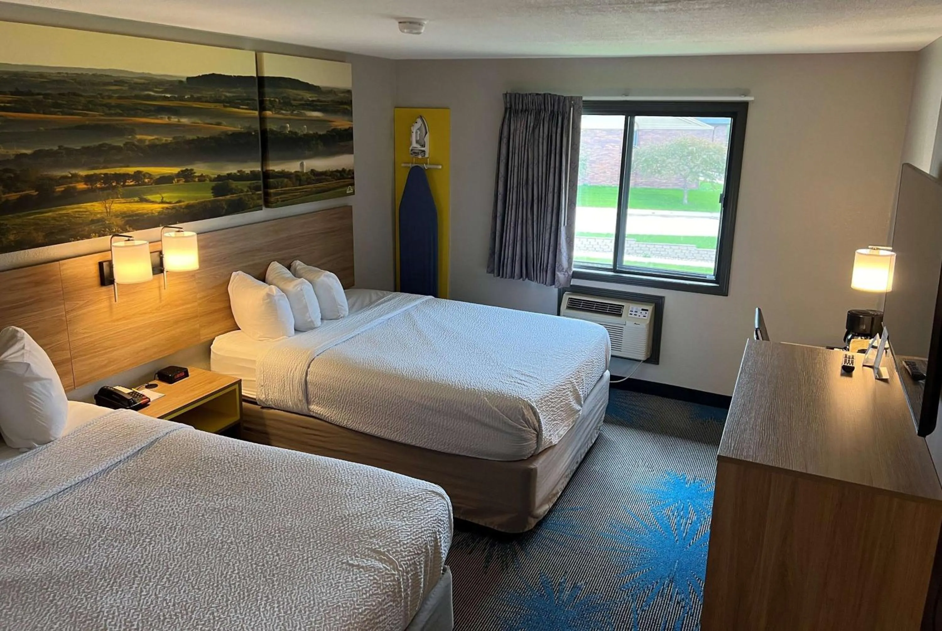 Photo of the whole room, Bed in Days Inn & Suites by Wyndham Des Moines Airport