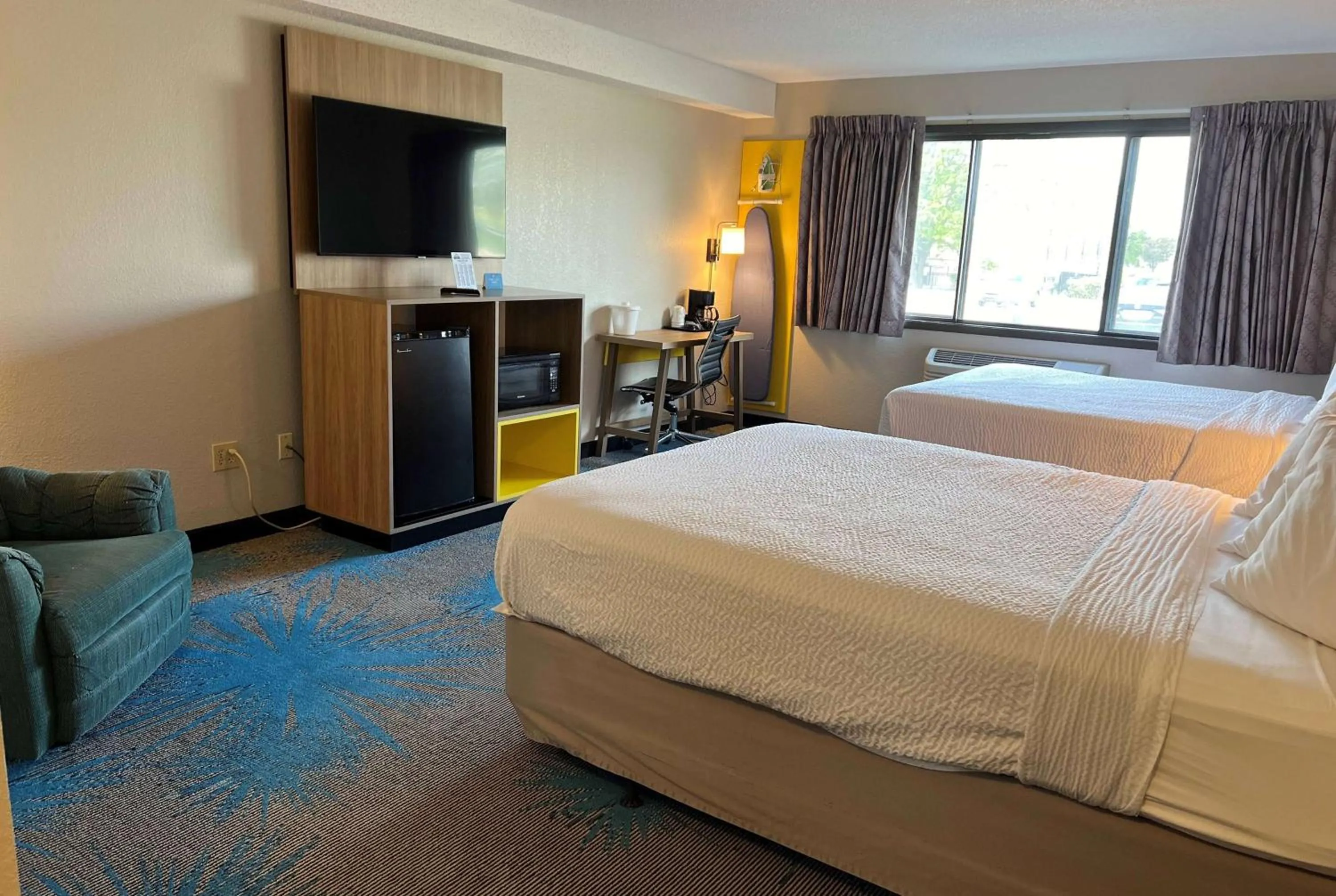 Photo of the whole room, Bed in Days Inn & Suites by Wyndham Des Moines Airport
