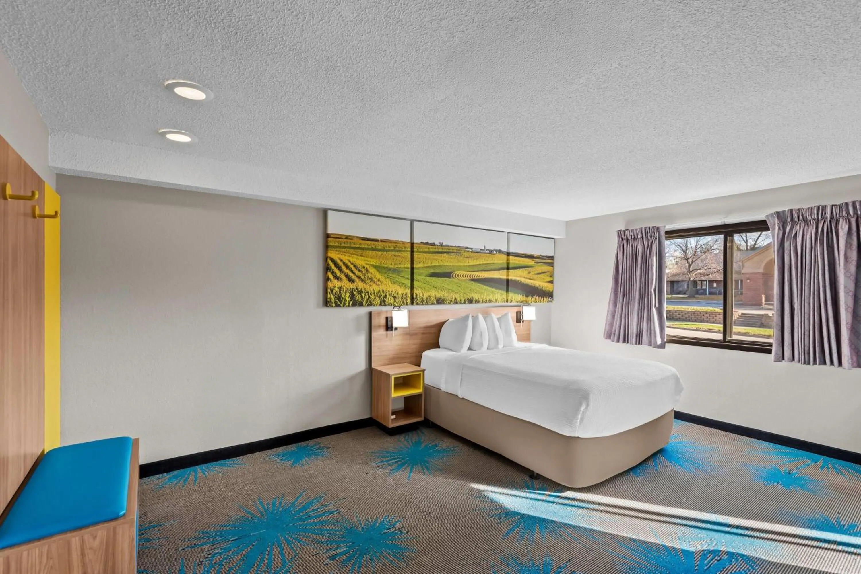 Bed in Days Inn & Suites by Wyndham Des Moines Airport