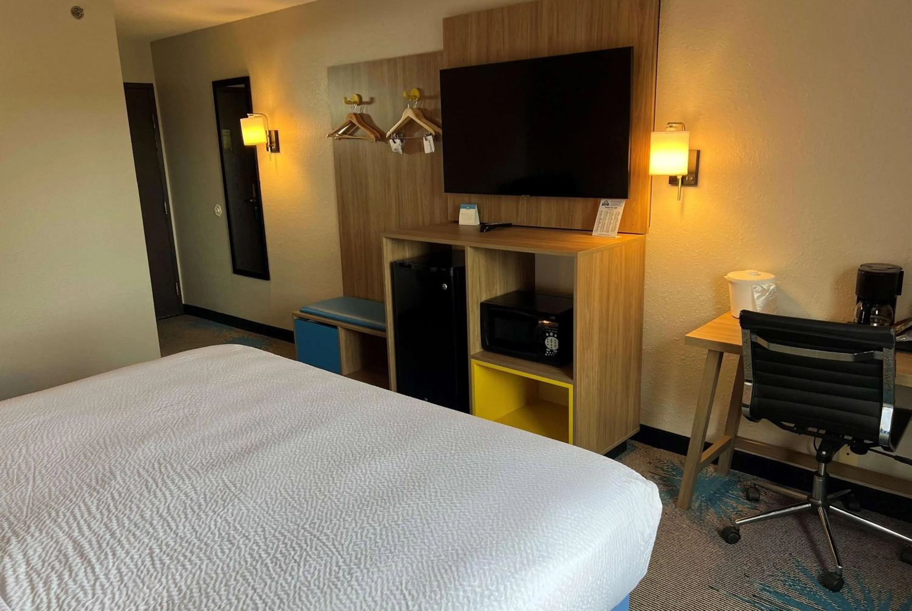 Photo of the whole room, Bed in Days Inn & Suites by Wyndham Des Moines Airport