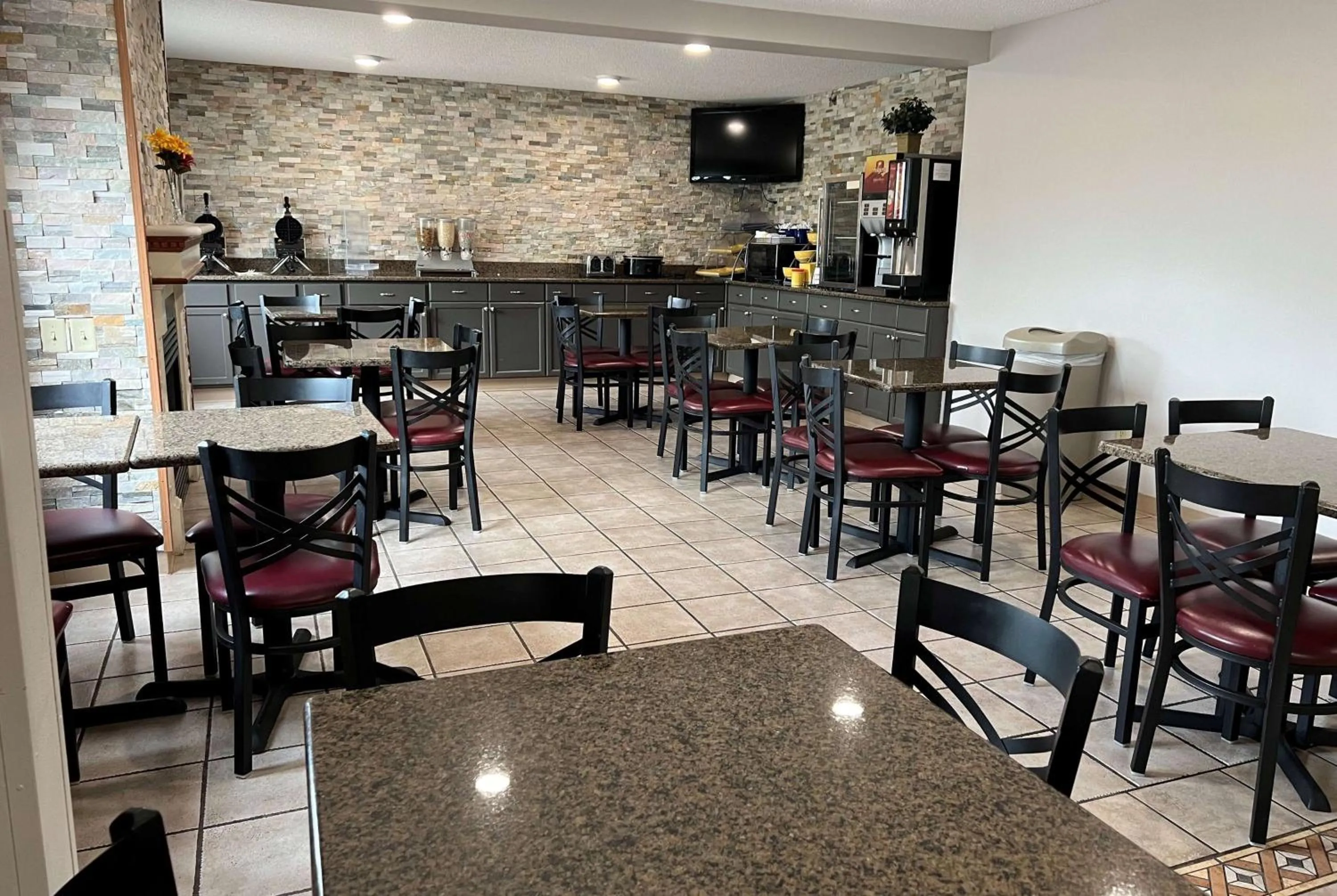 Breakfast in Days Inn & Suites by Wyndham Des Moines Airport