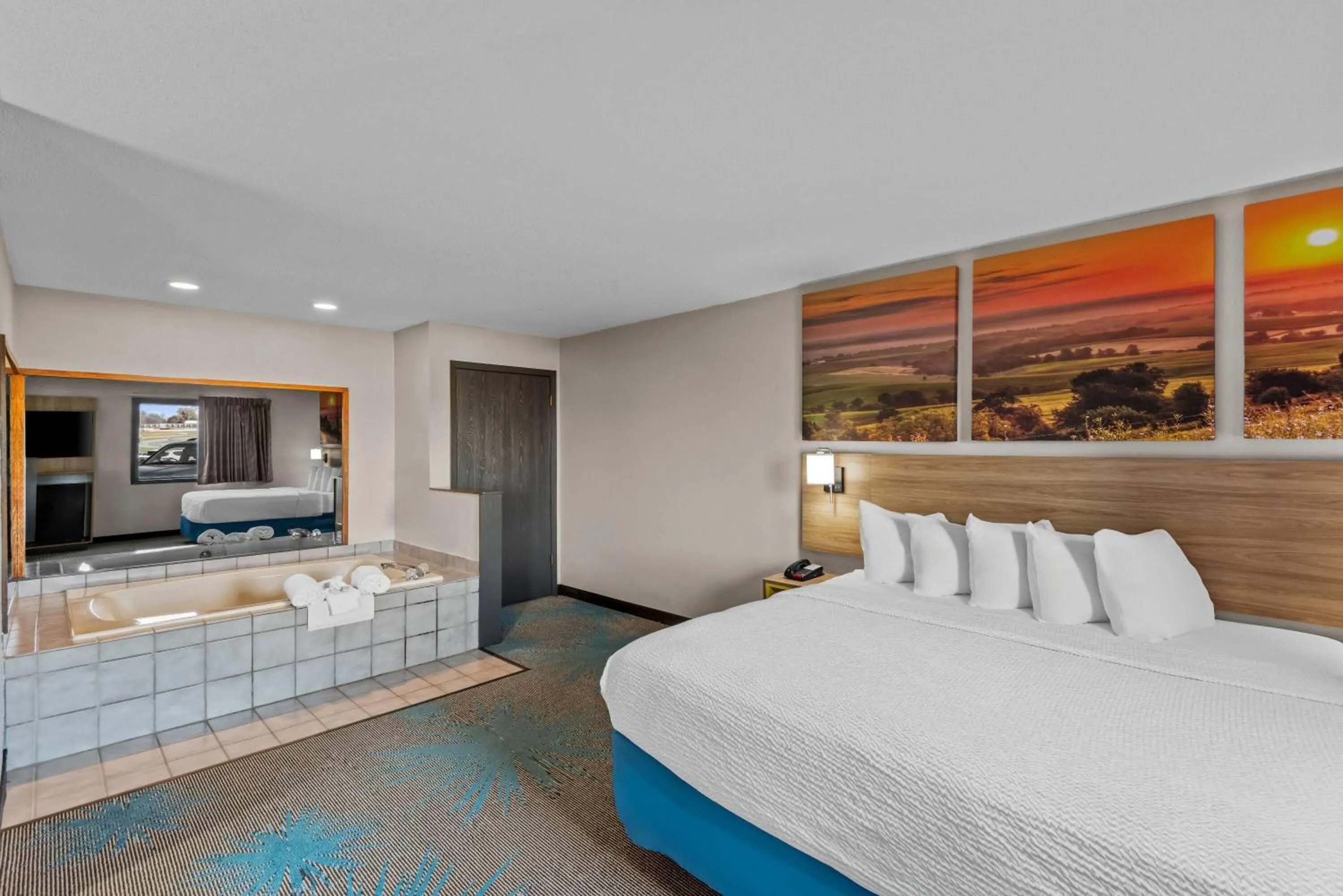 Bath, Bed in Days Inn & Suites by Wyndham Des Moines Airport