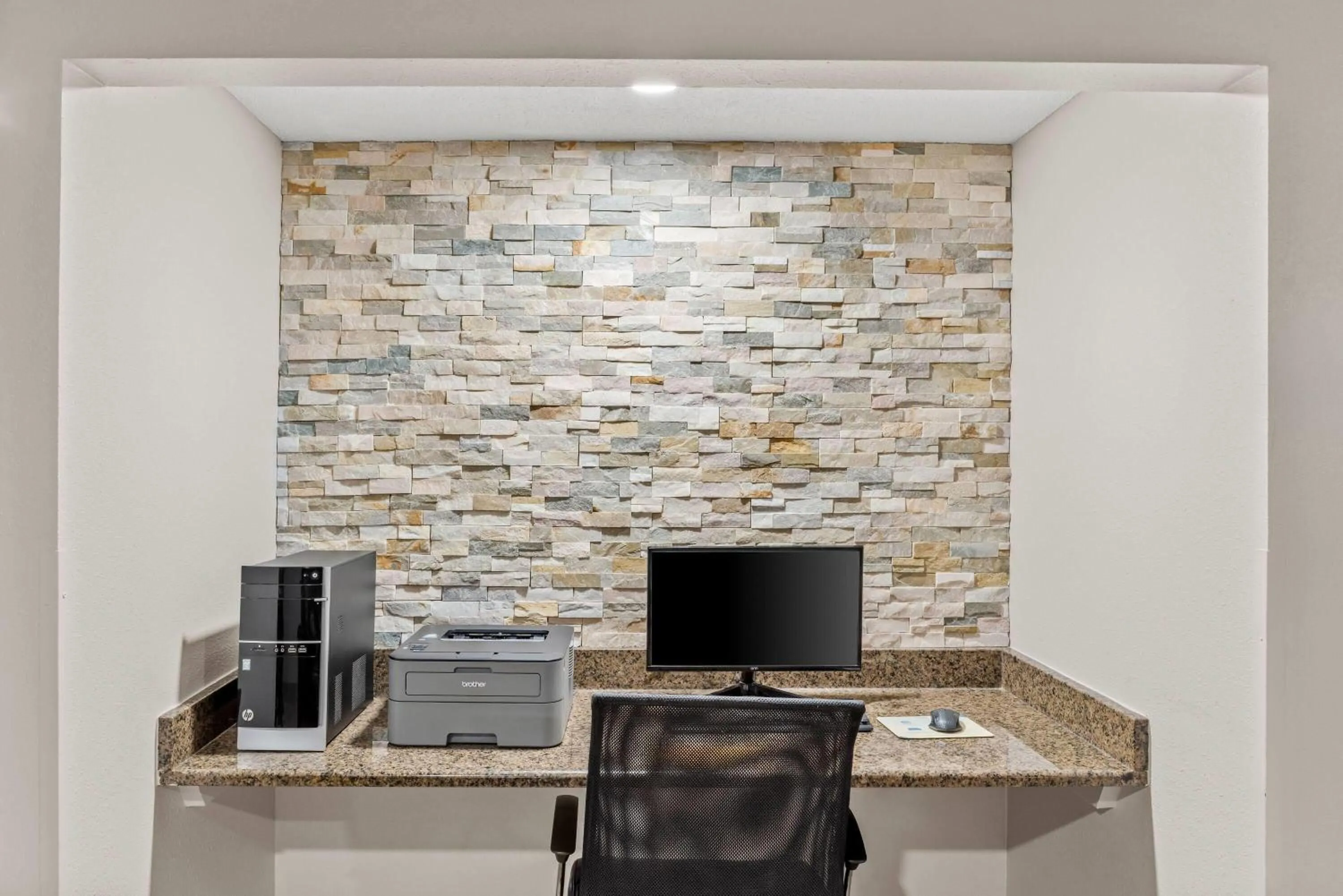 Business facilities in Days Inn & Suites by Wyndham Des Moines Airport