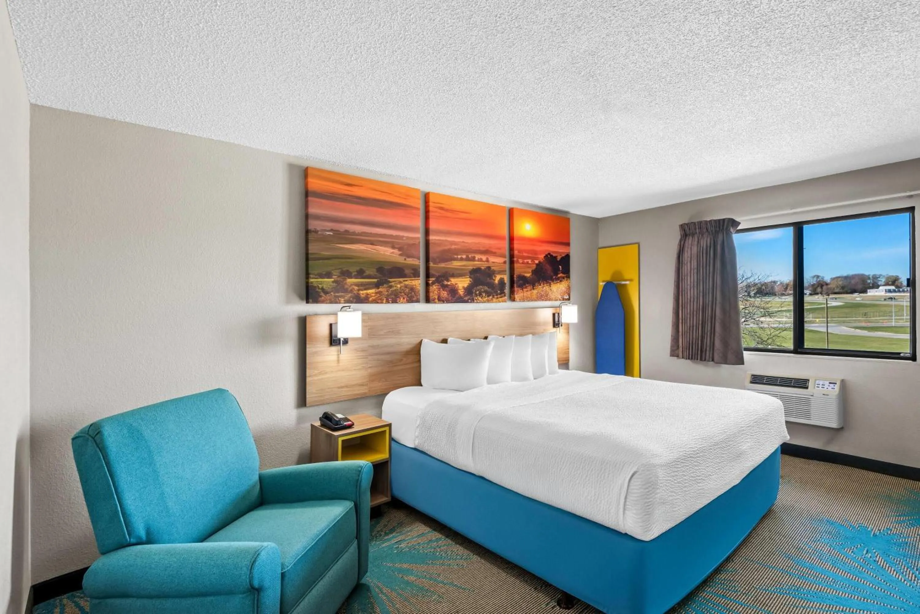 Bed in Days Inn & Suites by Wyndham Des Moines Airport