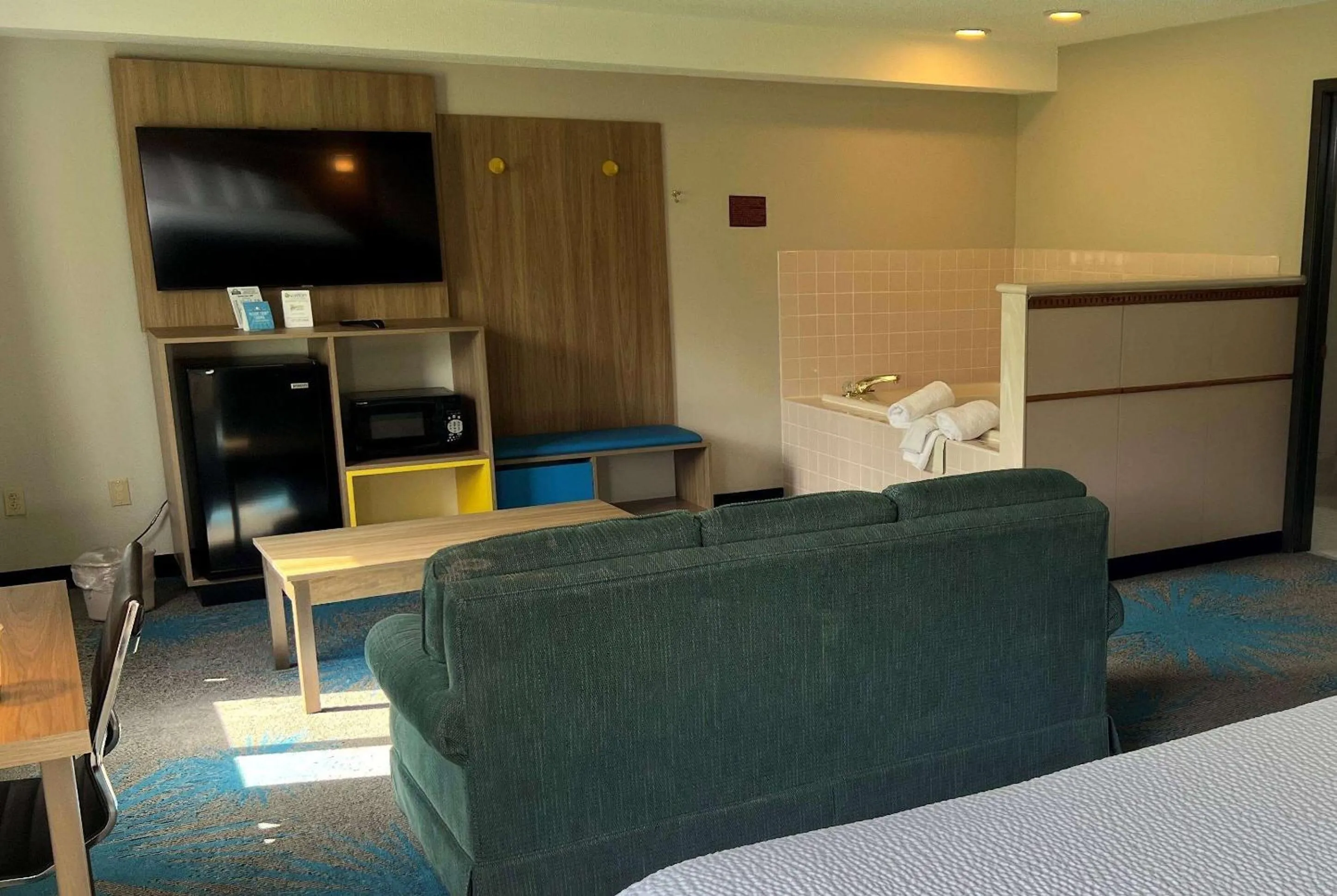Photo of the whole room in Days Inn & Suites by Wyndham Des Moines Airport