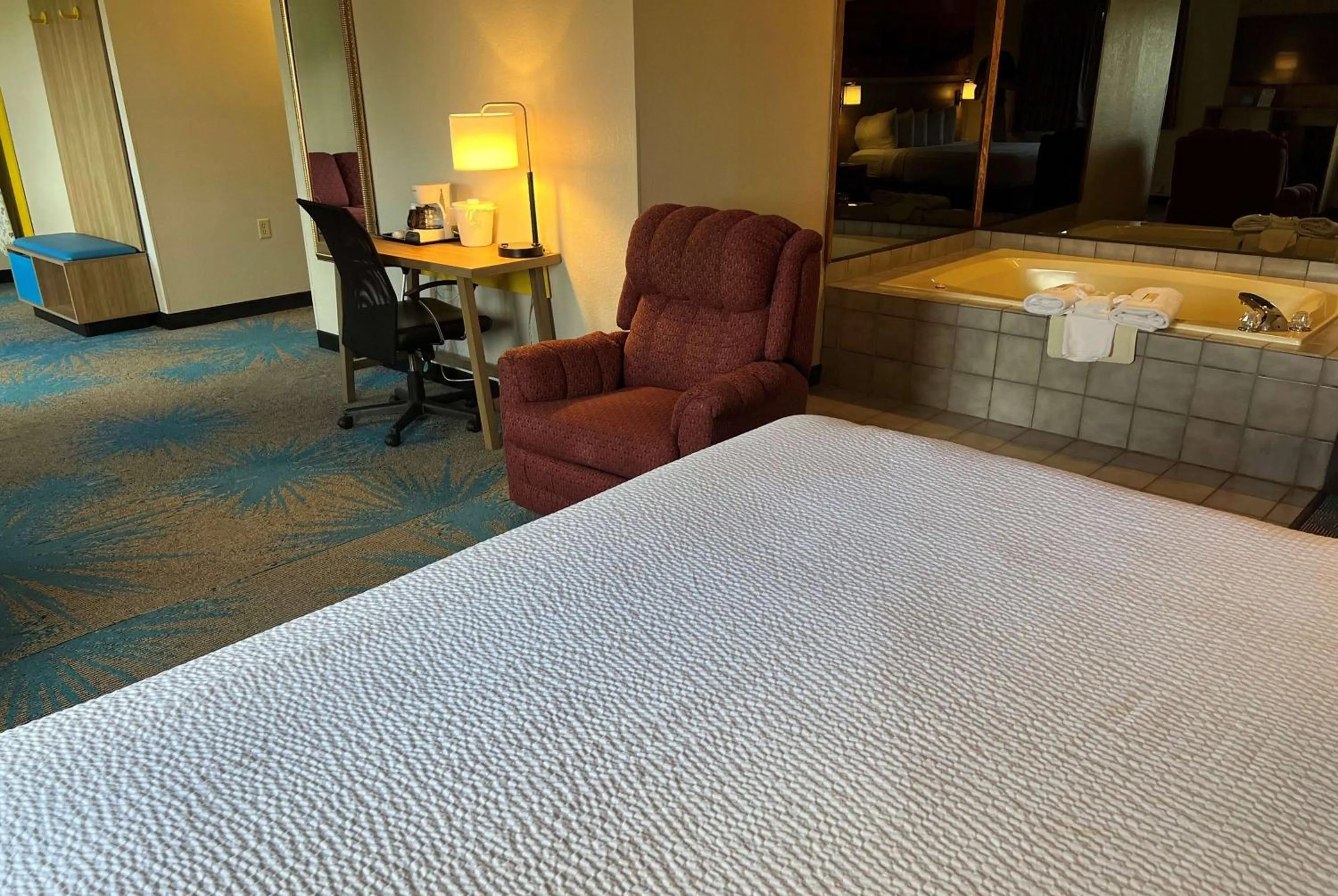 Photo of the whole room, Bed in Days Inn & Suites by Wyndham Des Moines Airport