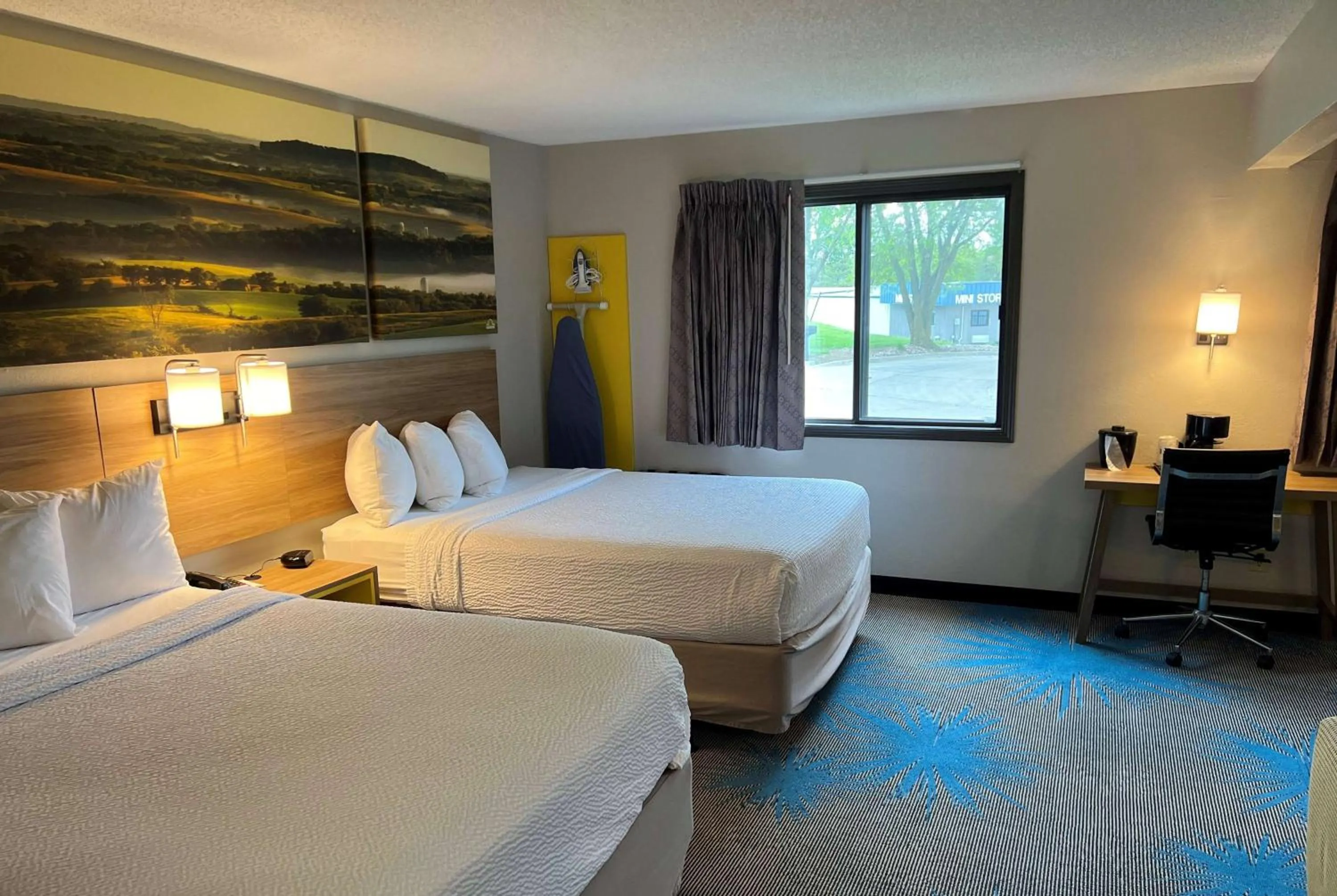 Photo of the whole room, Bed in Days Inn & Suites by Wyndham Des Moines Airport