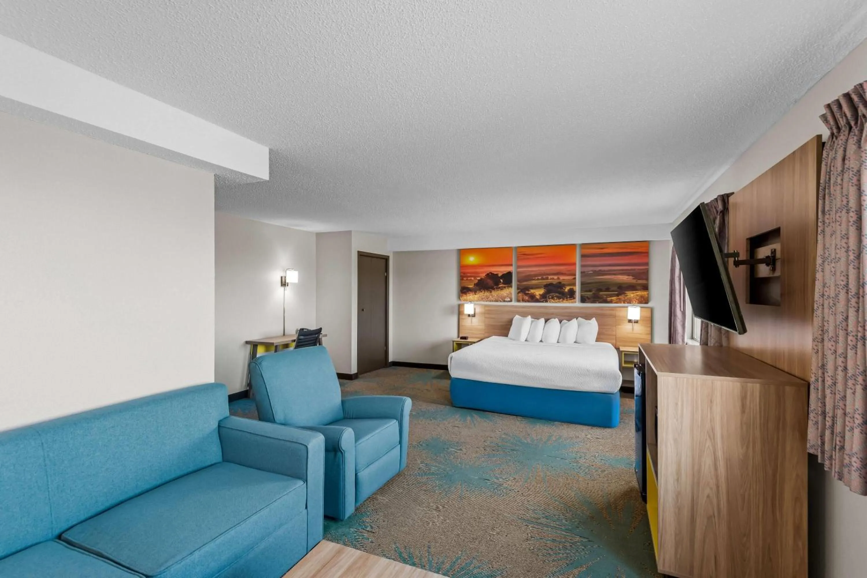 Photo of the whole room, Bed in Days Inn & Suites by Wyndham Des Moines Airport