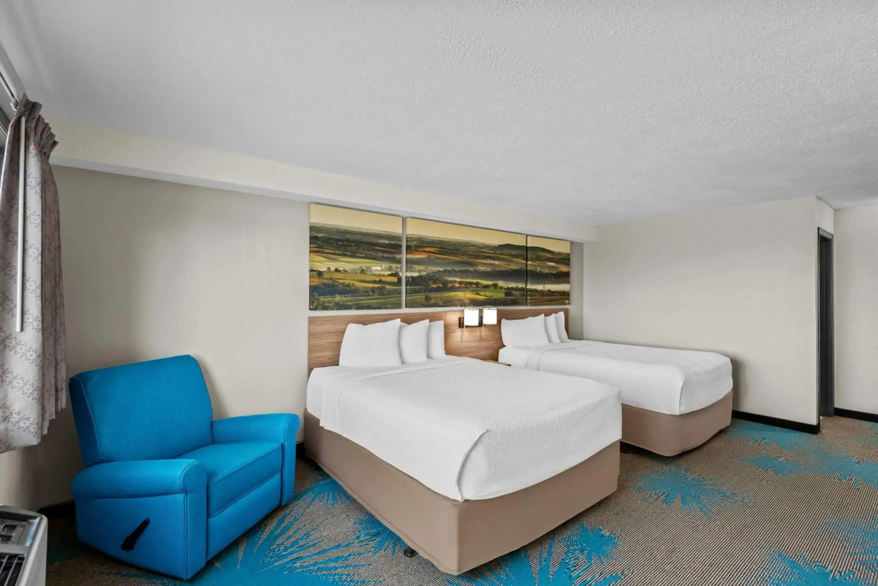 Bed in Days Inn & Suites by Wyndham Des Moines Airport Bed in Days Inn & Suites by Wyndham Des Moines Airport