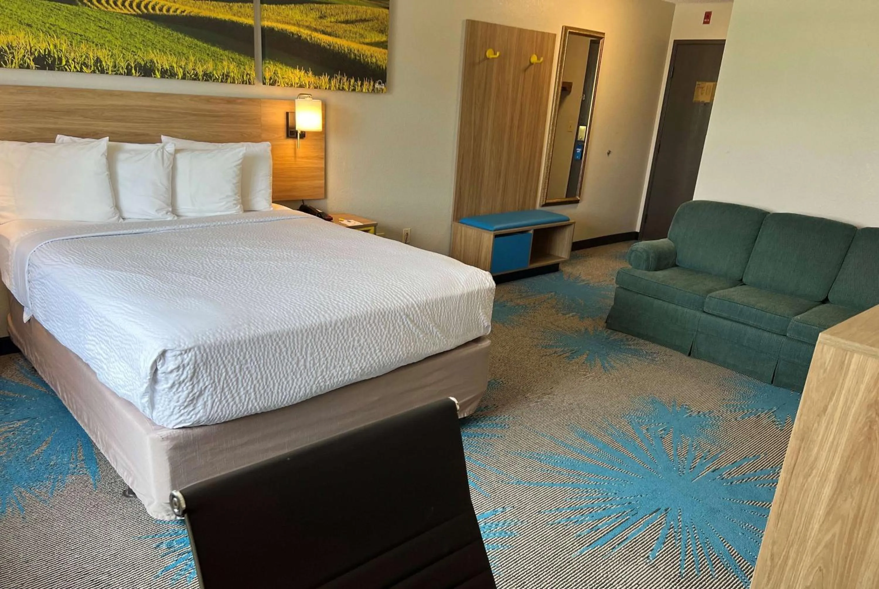 Photo of the whole room, Bed in Days Inn & Suites by Wyndham Des Moines Airport