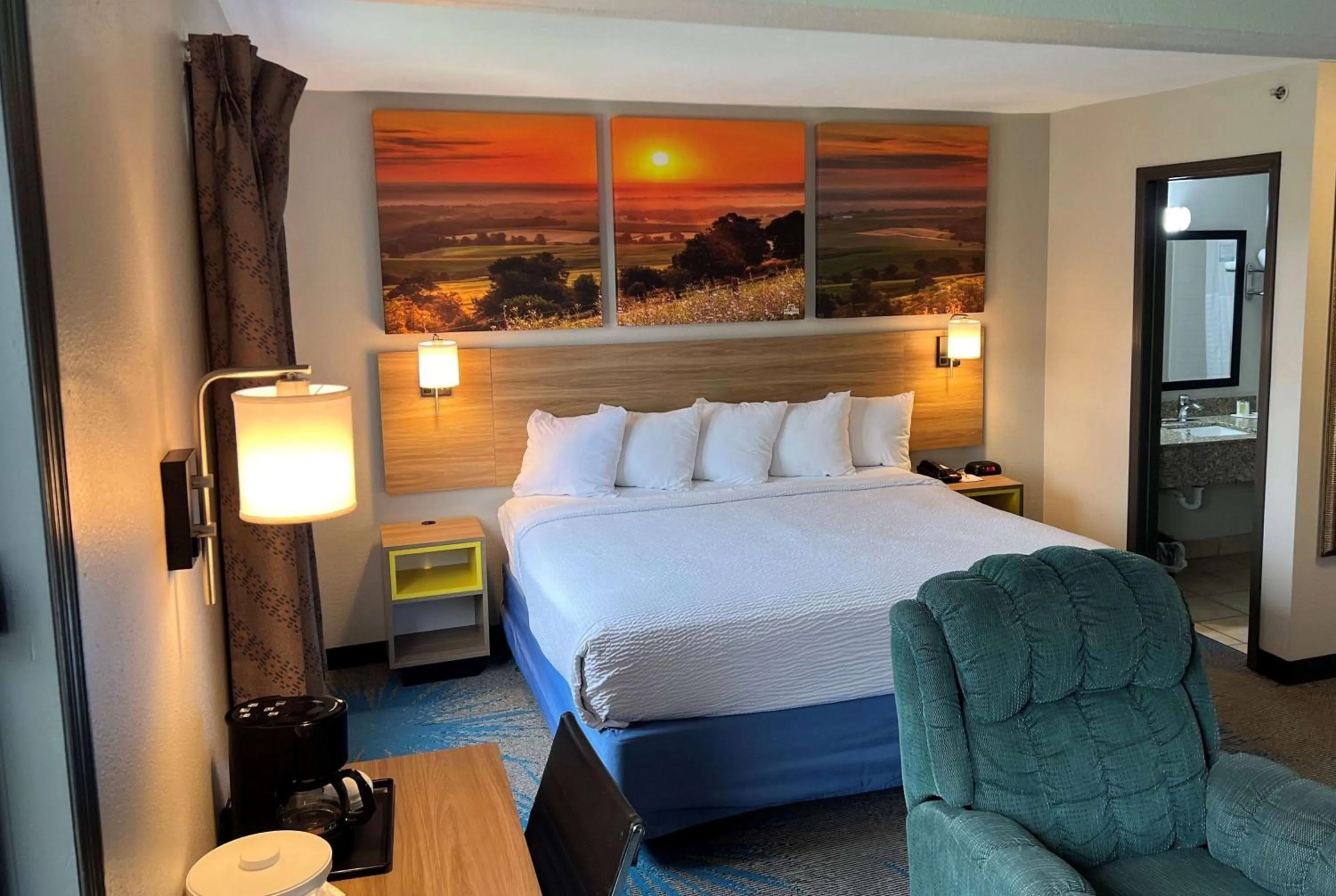 Photo of the whole room, Bed in Days Inn & Suites by Wyndham Des Moines Airport